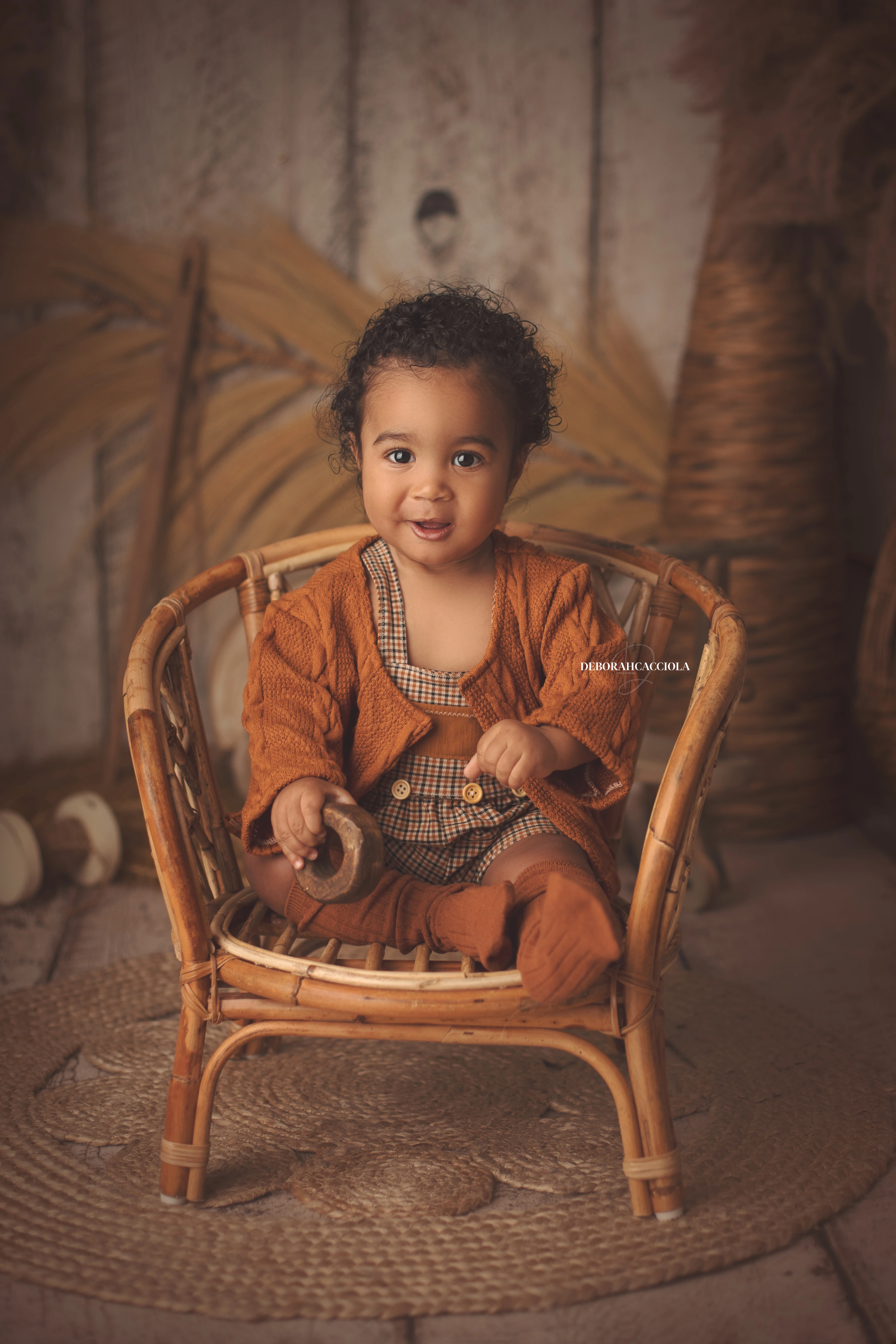 Photo bébé studio Orléans : bébé en studio, cadrage vertical doux, couleurs équilibrées