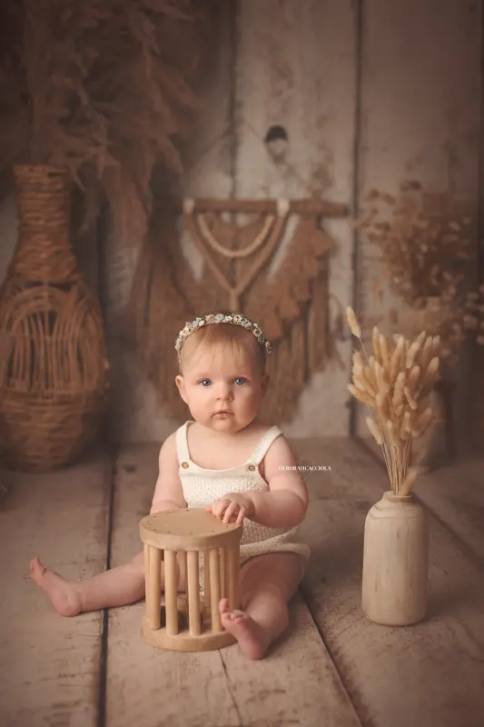 Portrait bébé à Orléans : bébé éveillé, portrait vertical soigné, couleurs équilibrées