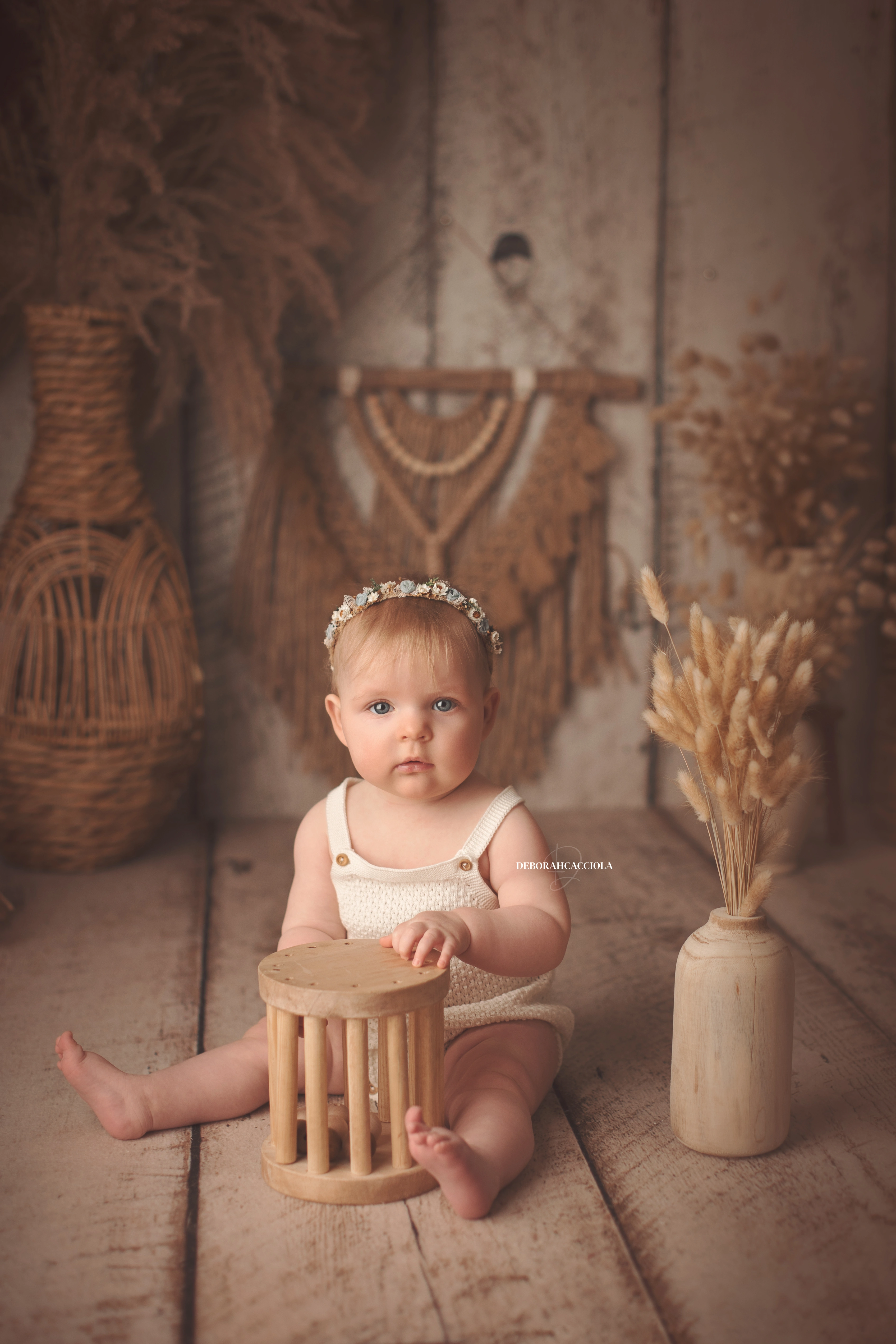 Portrait bébé à Orléans : bébé éveillé, portrait vertical soigné, couleurs équilibrées