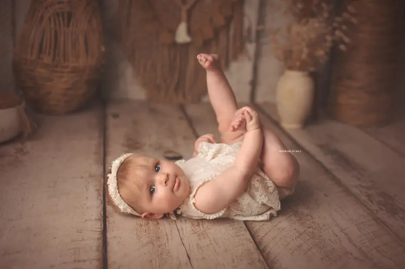 Photo bébé à Orléans, portrait tendre de bébé, composition large et naturelle, palette claire