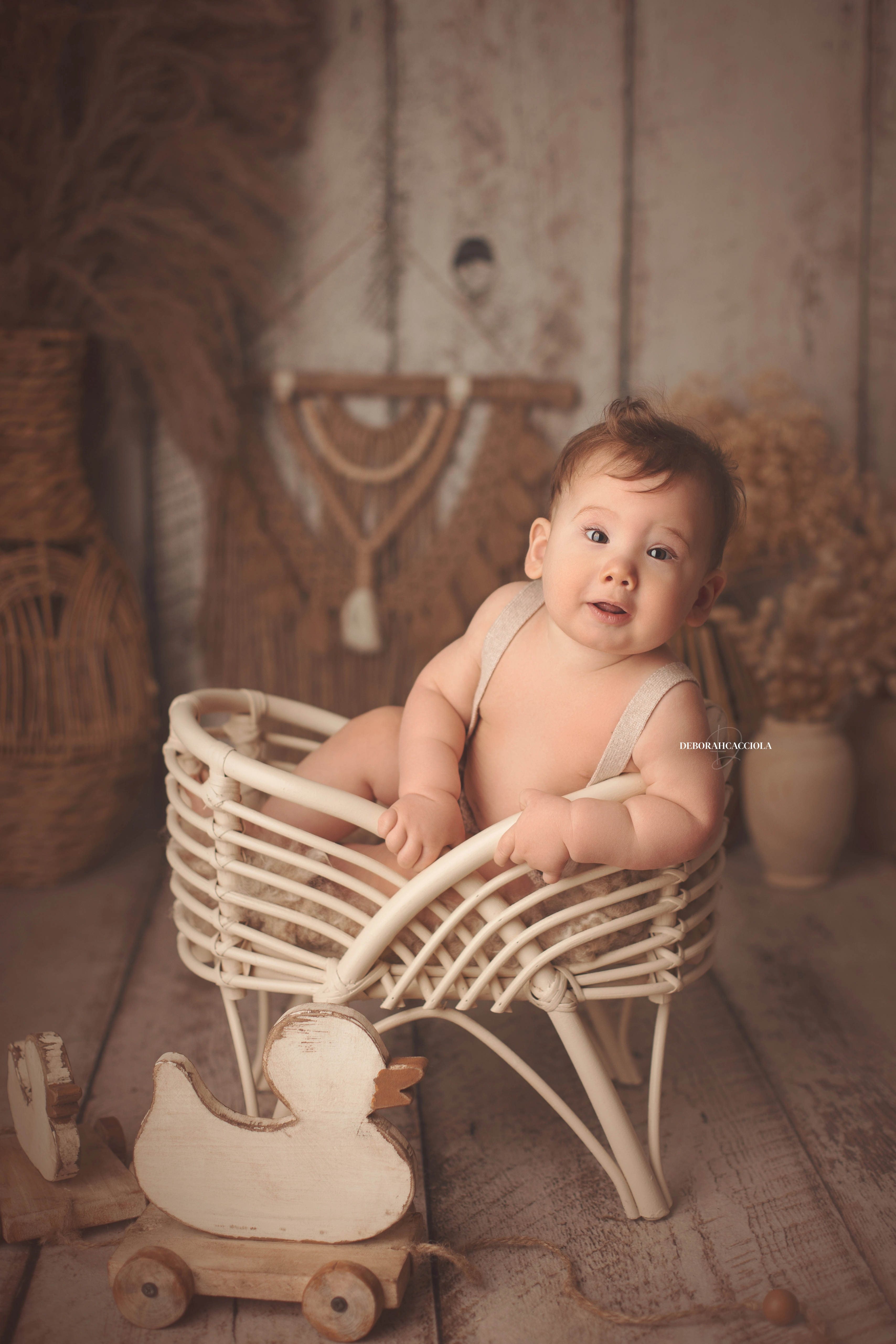 Portrait bébé à Orléans : bébé éveillé, portrait vertical soigné, couleurs douces