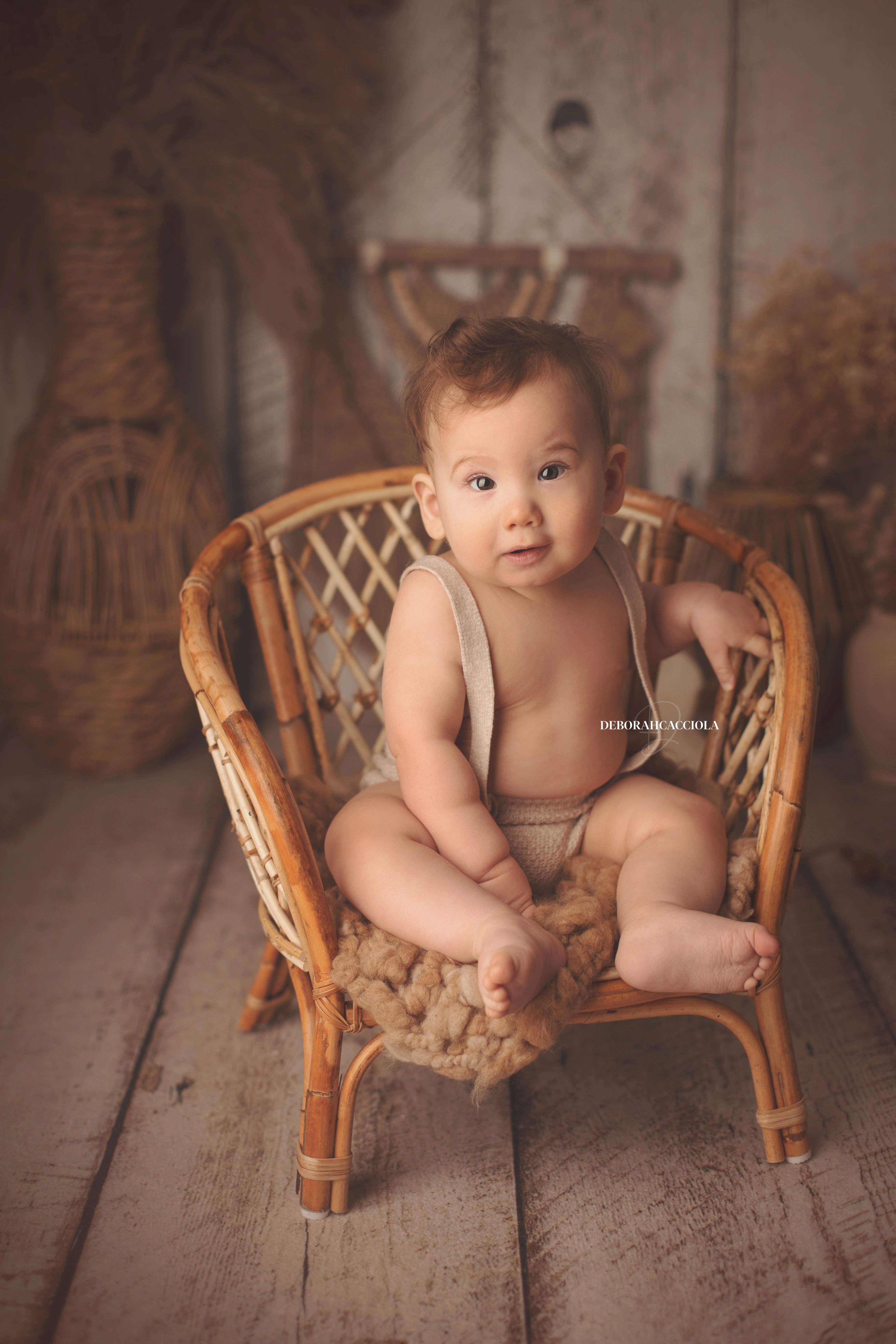 Séance bébé en studio à Orléans : instant doux avec bébé, composition resserrée élégante, couleurs douces