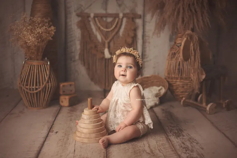 Portrait bébé Orléans : instant doux avec bébé, cadrage horizontal équilibré, rendu naturel