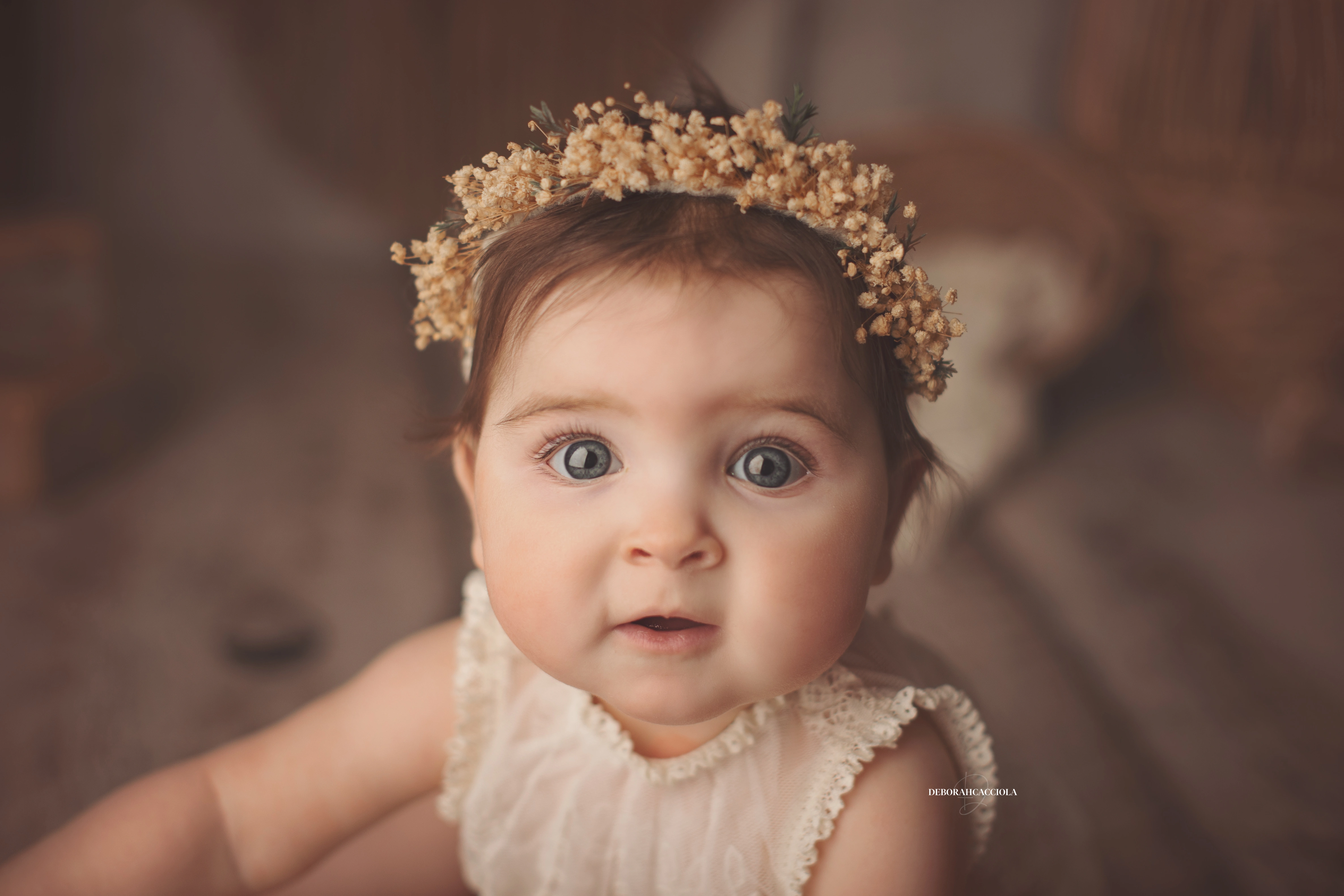 Portrait bébé à Orléans : portrait tendre de bébé, composition large et naturelle, palette claire