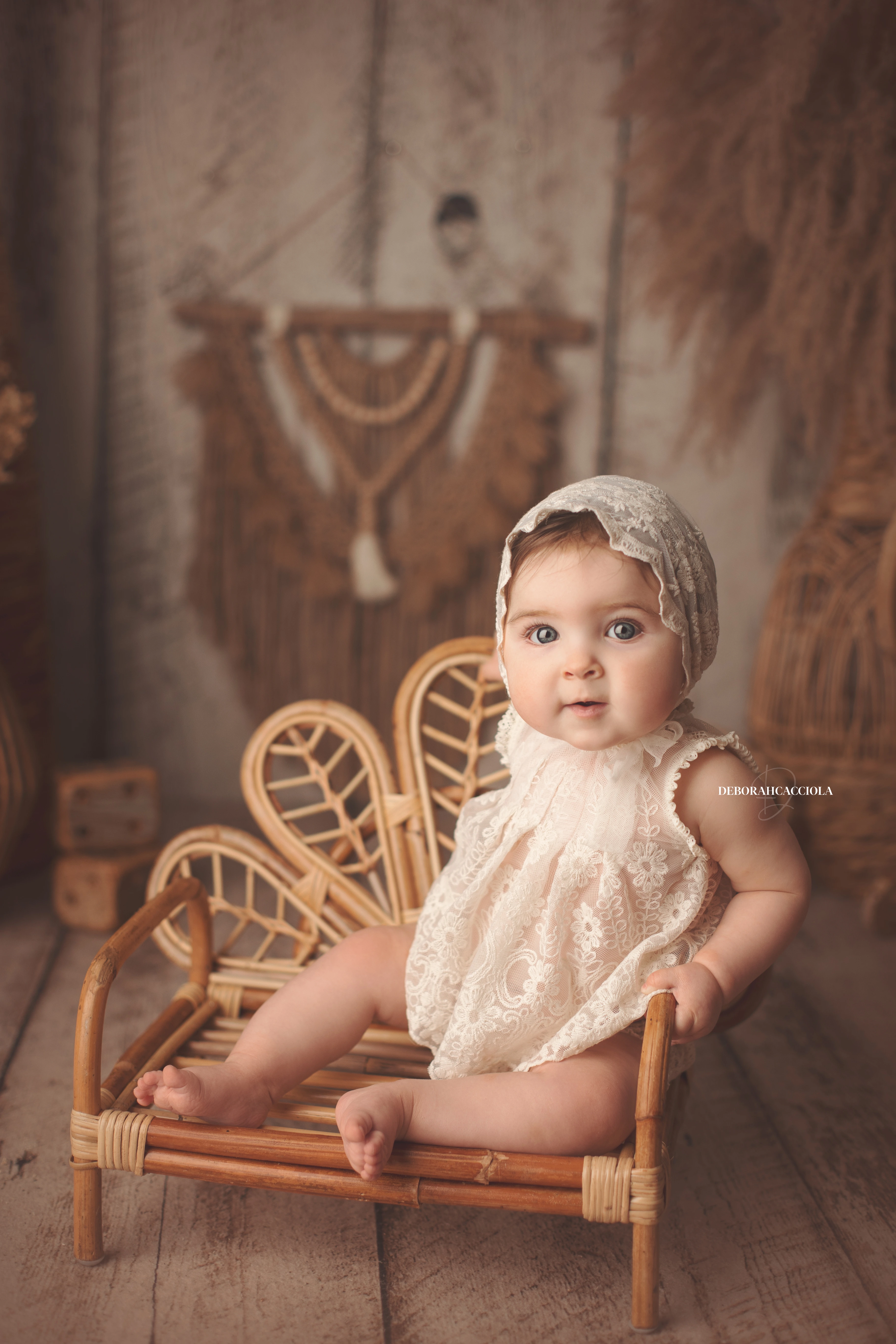 Portrait bébé Orléans : bébé en studio, cadrage vertical doux, rendu naturel