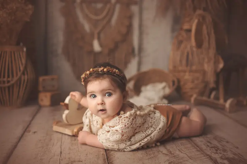 Photo bébé à Orléans, portrait tendre de bébé, composition large et naturelle, couleurs équilibrées