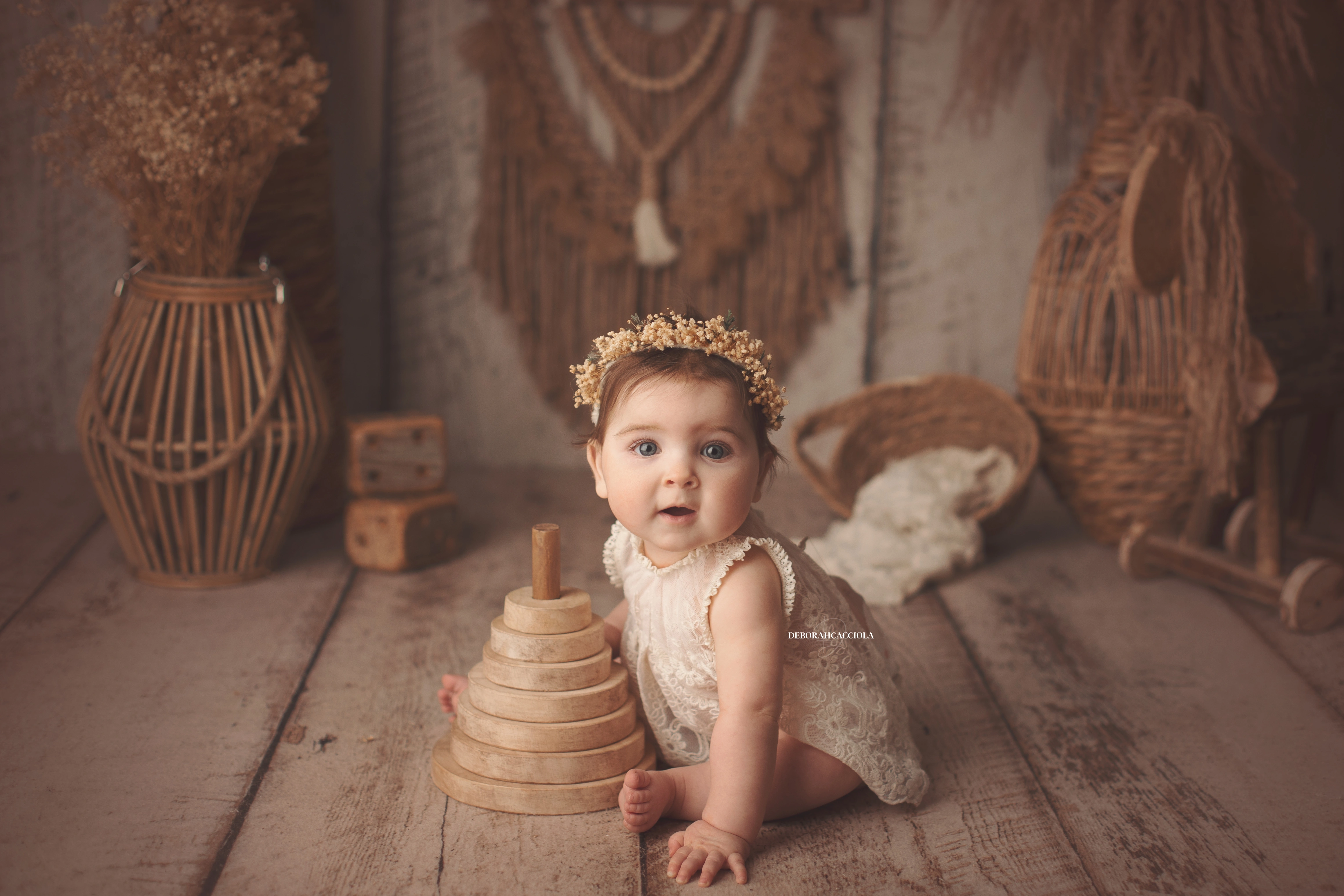 Portrait bébé Orléans : instant doux avec bébé, cadrage horizontal équilibré, tonalités naturelles