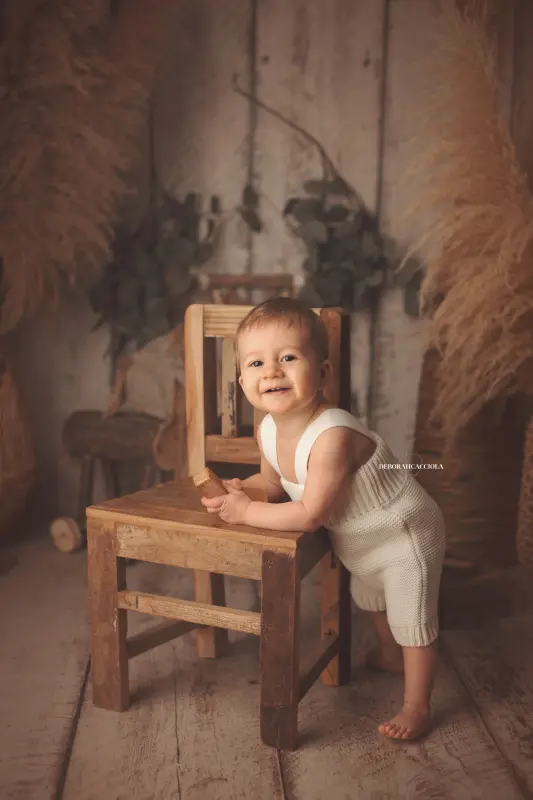 Séance bébé en studio à Orléans : instant doux avec bébé, composition resserrée élégante, couleurs douces