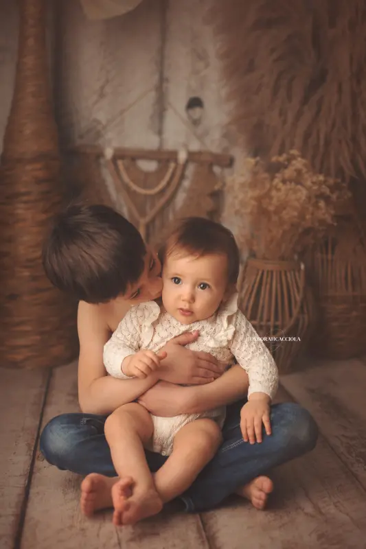 Photo bébé studio Orléans : bébé en studio, cadrage vertical doux, tonalités naturelles