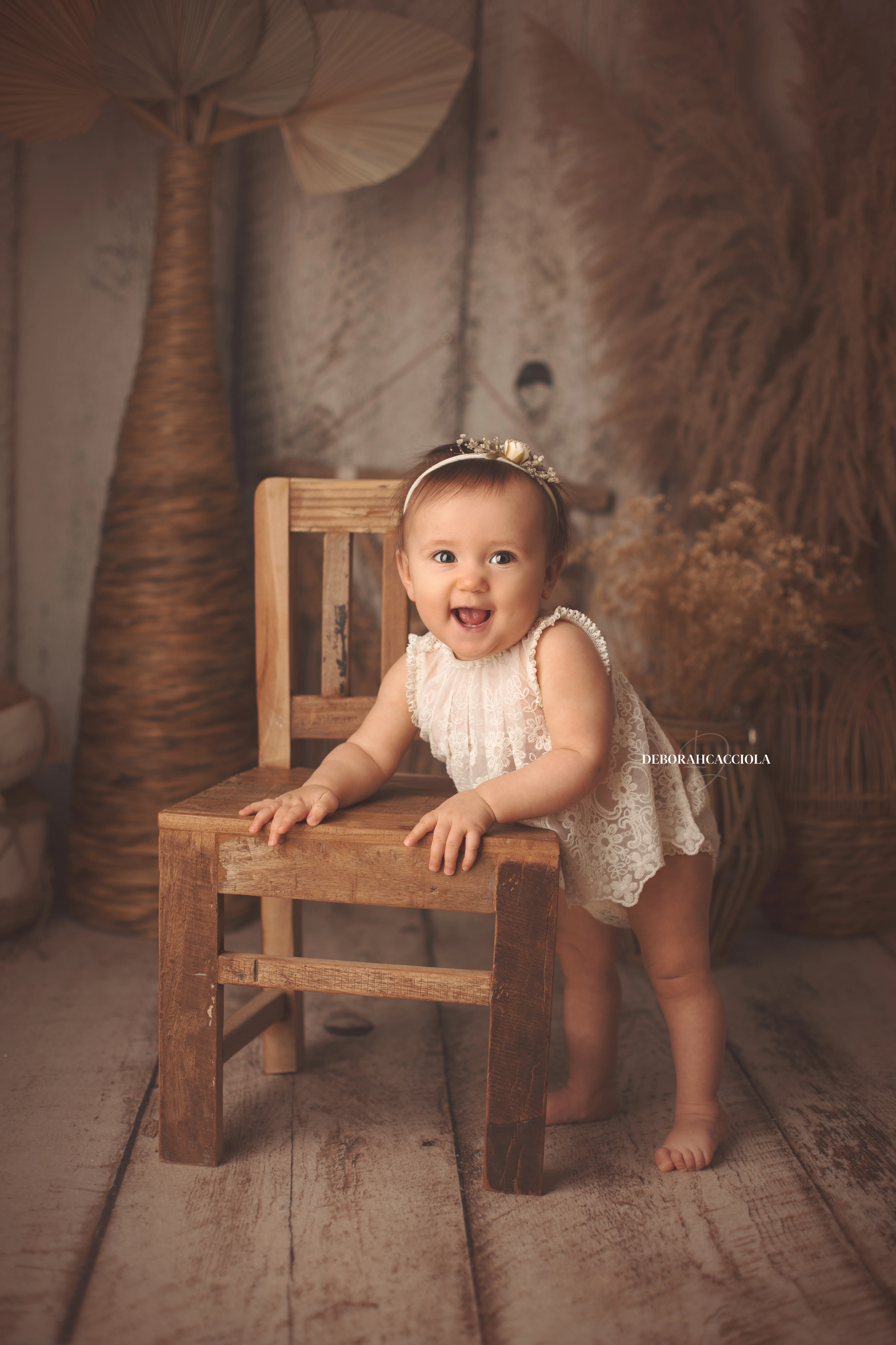 Portrait bébé à Orléans : bébé éveillé, portrait vertical soigné, tonalités naturelles