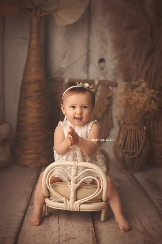 Portrait bébé à Orléans : bébé éveillé, portrait vertical soigné, palette claire