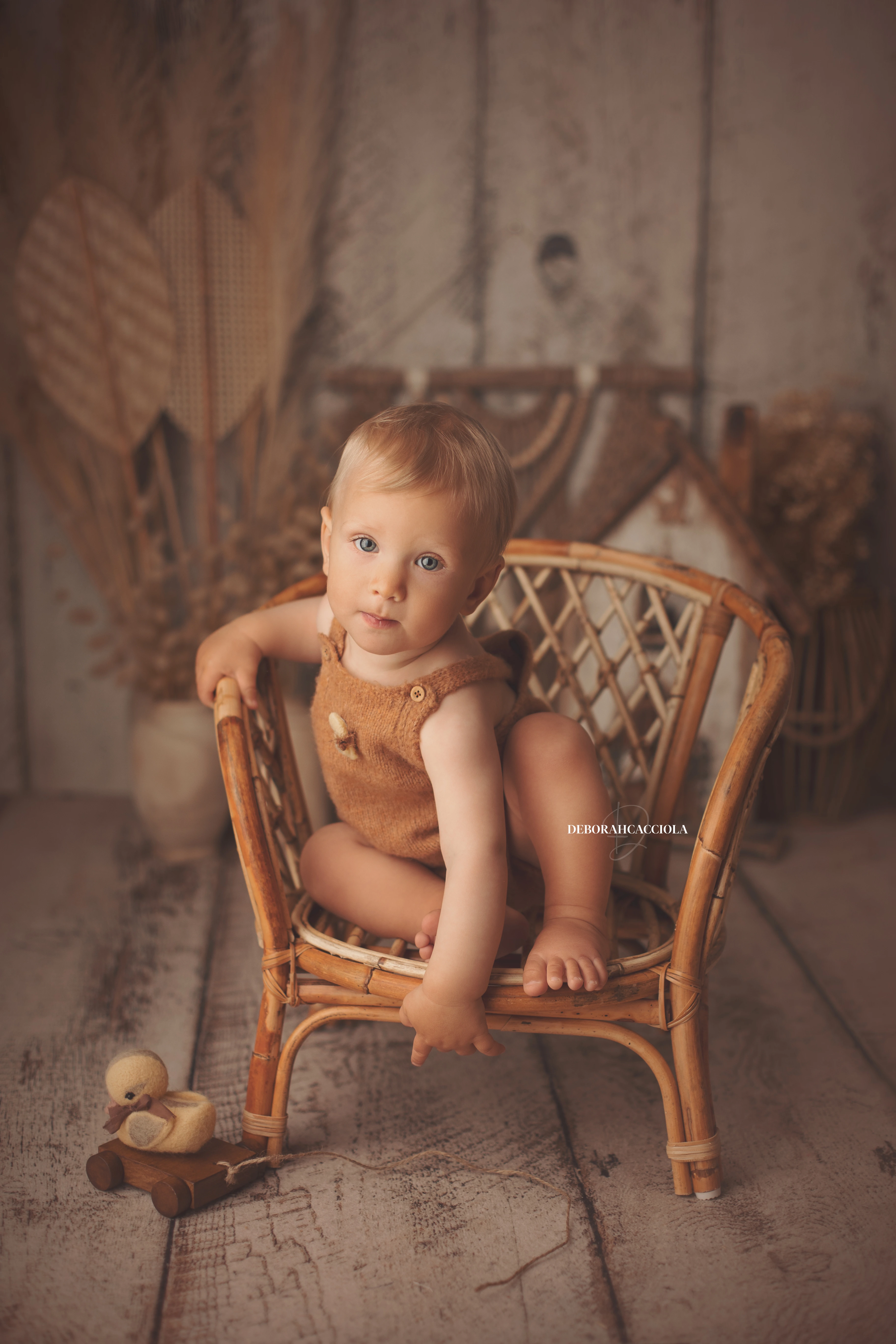 Séance bébé en studio à Orléans : instant doux avec bébé, composition resserrée élégante, rendu naturel