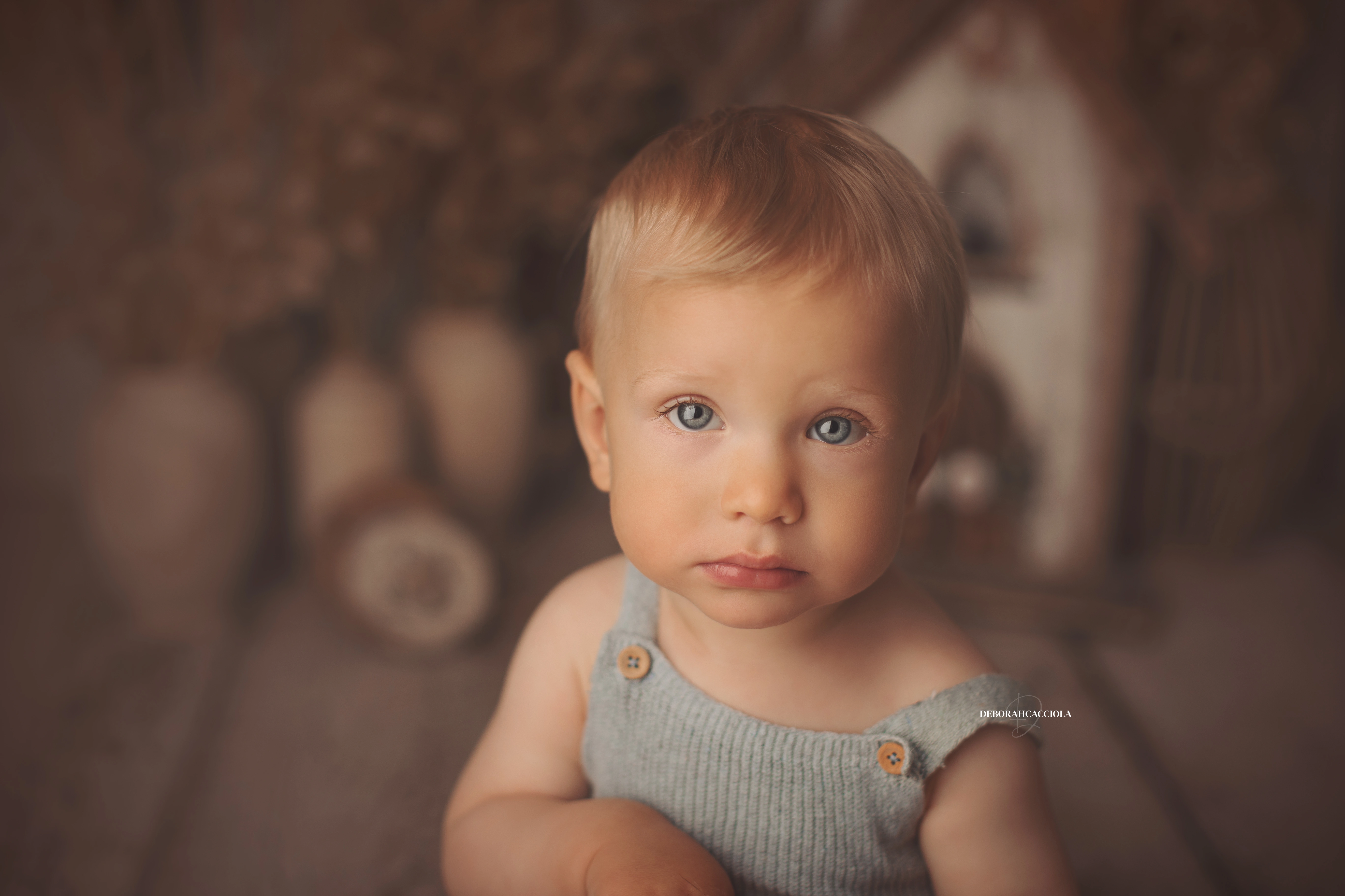 Séance bébé à Orléans - portrait tendre de bébé, composition large et naturelle, palette claire