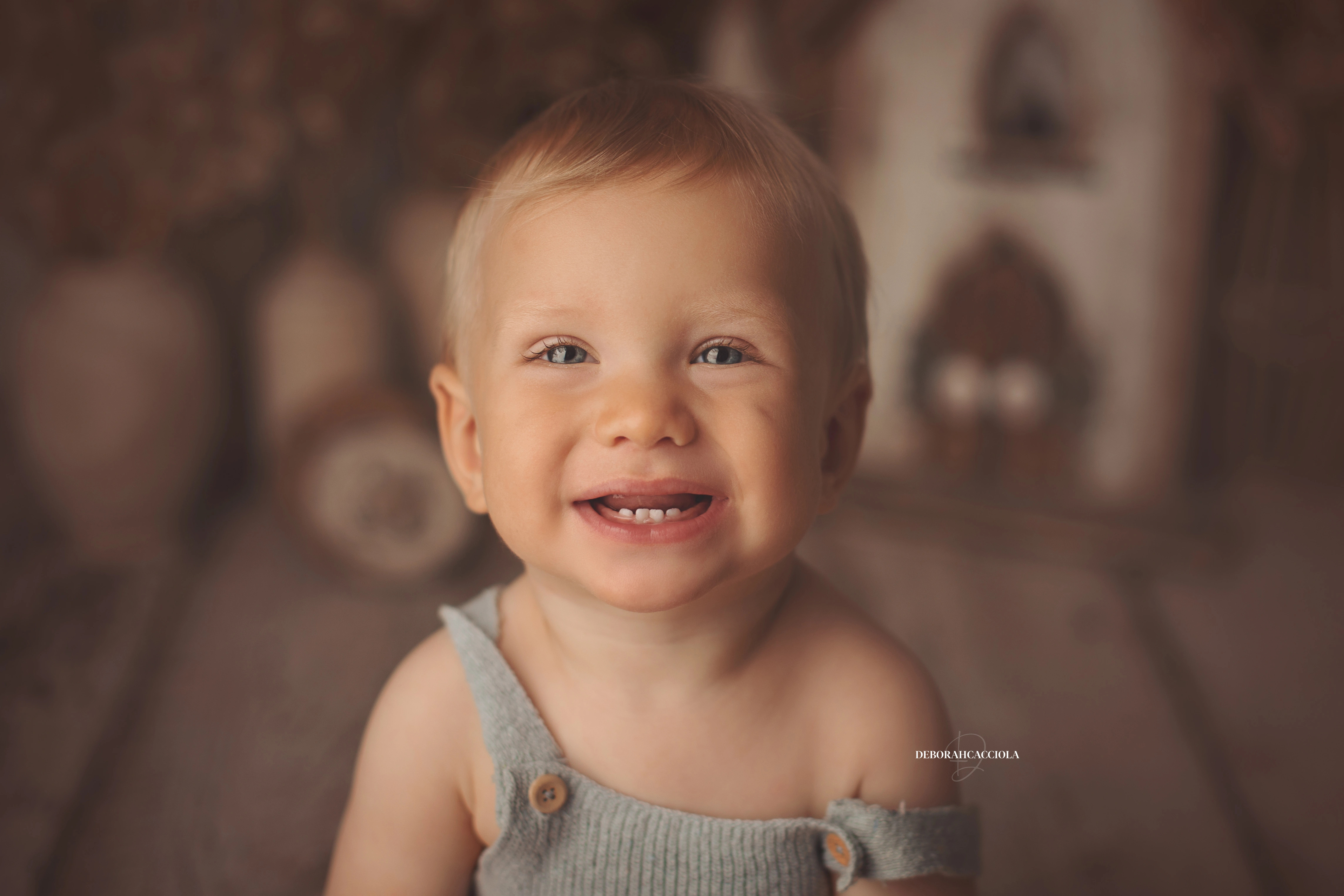 Portrait bébé Orléans : instant doux avec bébé, cadrage horizontal équilibré, rendu naturel