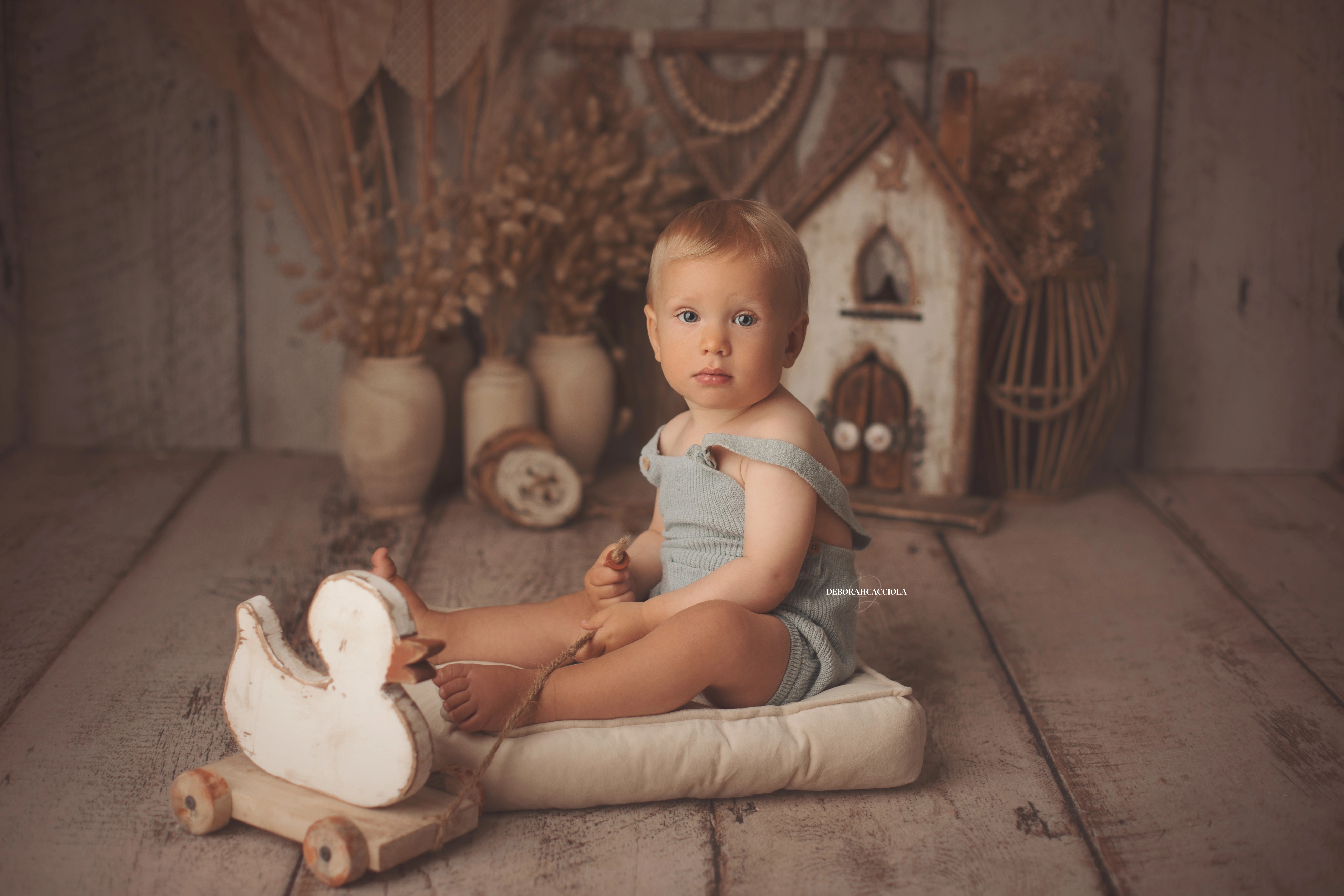 Portrait bébé Orléans : instant doux avec bébé, cadrage horizontal équilibré, tonalités naturelles