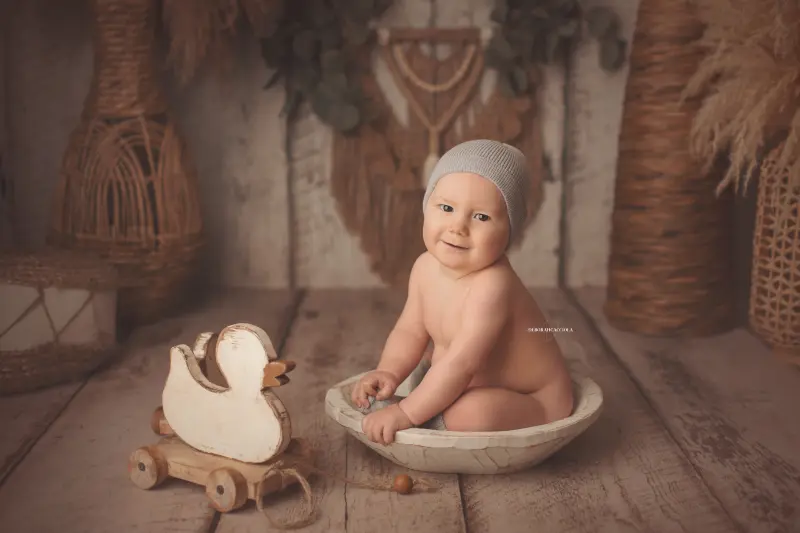 Séance bébé en studio à Orléans : bébé en studio, scène panoramique douce, tonalités naturelles