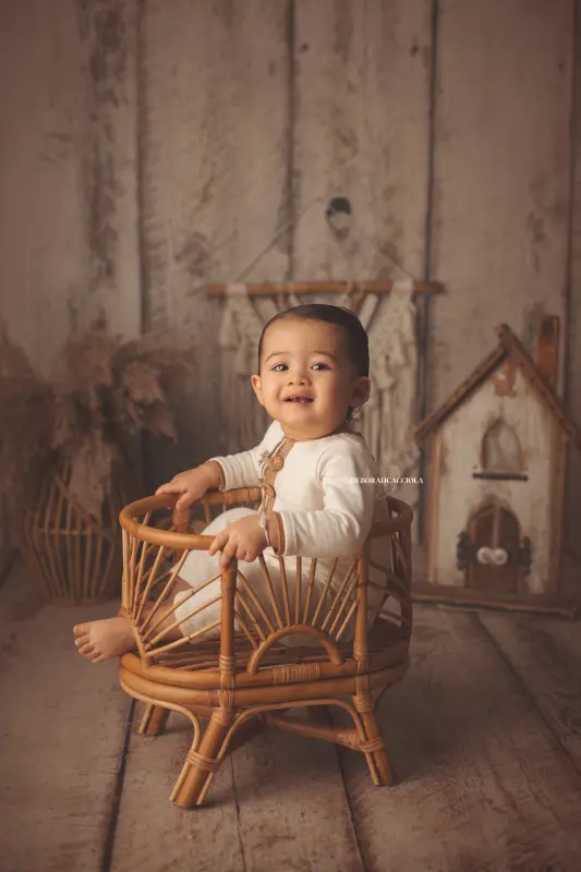 Portrait bébé Orléans : bébé en studio, cadrage vertical doux, palette claire