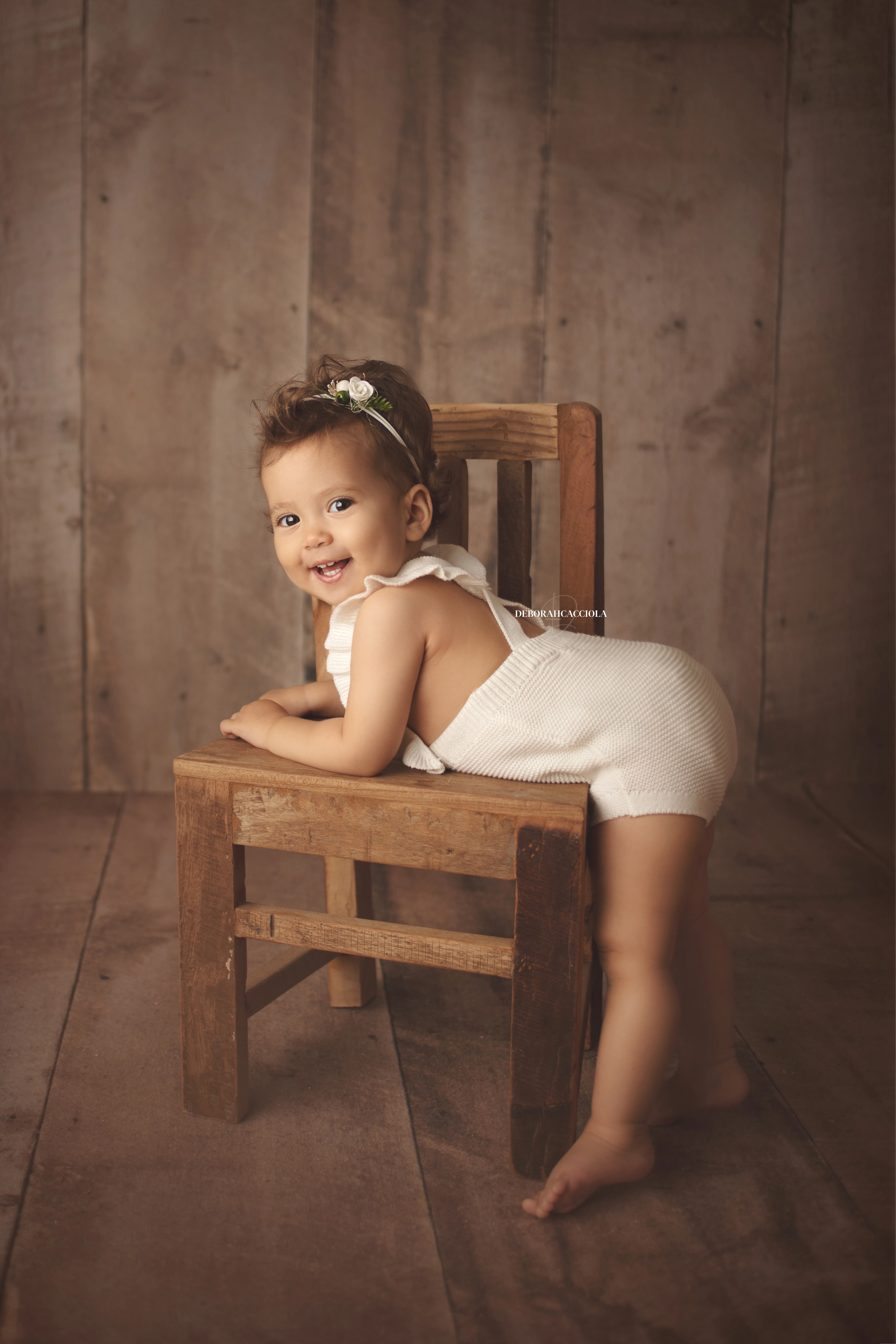 Portrait bébé Orléans : bébé en studio, cadrage vertical doux, tonalités naturelles