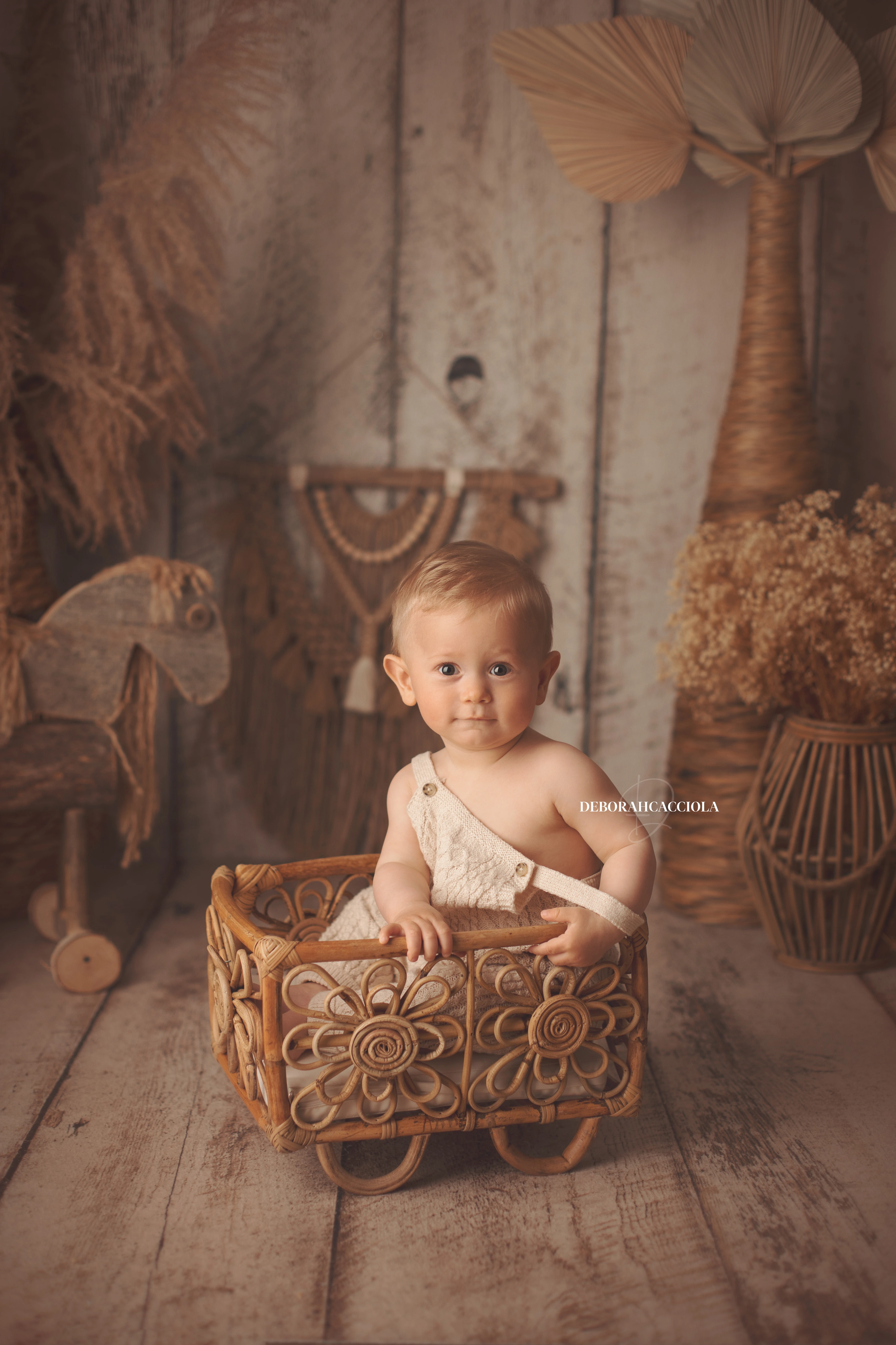 Photo bébé studio Orléans : instant doux avec bébé, composition resserrée élégante, couleurs équilibrées