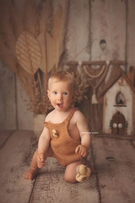 Séance bébé à Orléans - bébé éveillé, portrait vertical soigné, couleurs équilibrées
