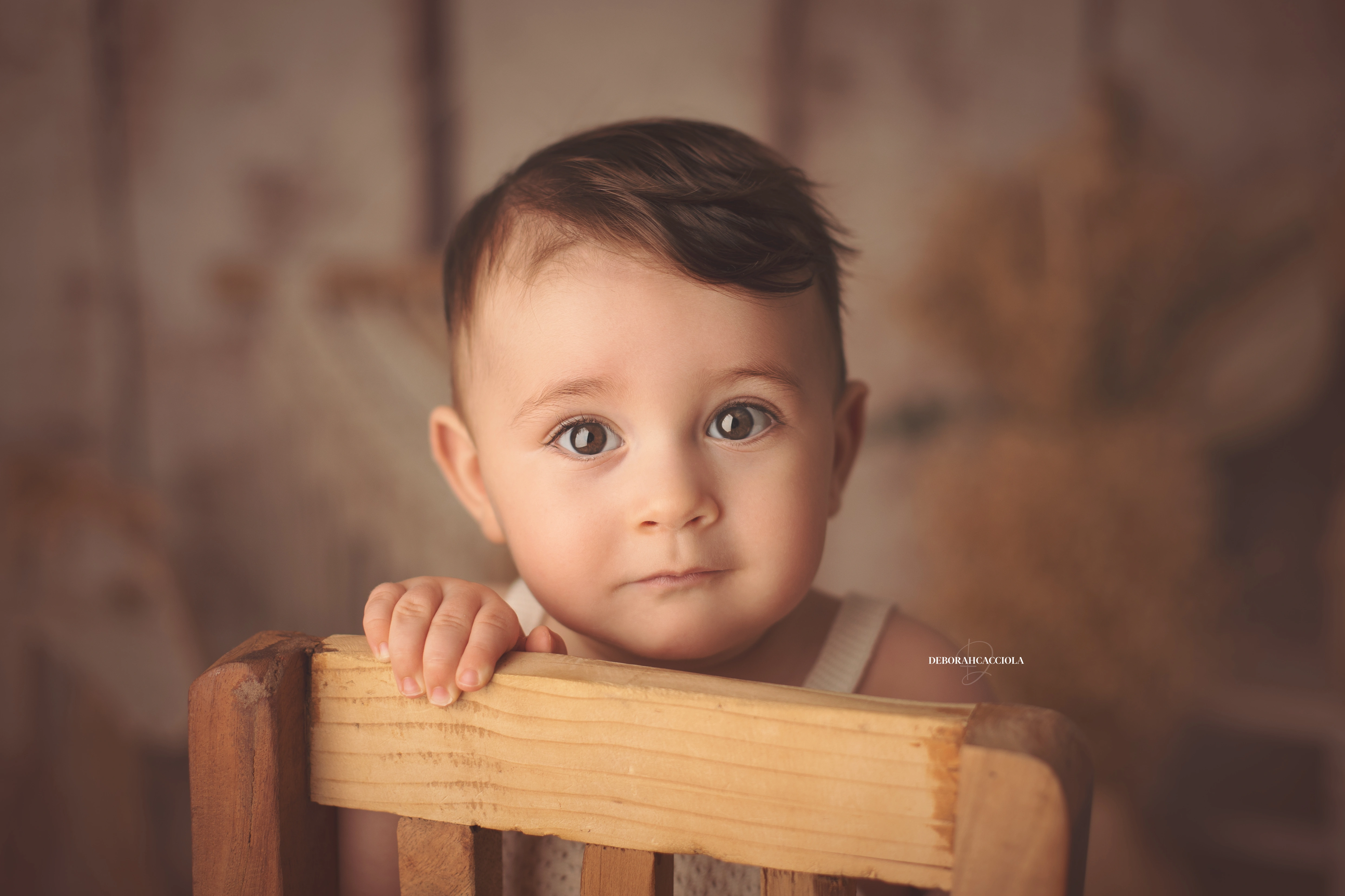 Portrait bébé Orléans : instant doux avec bébé, cadrage horizontal équilibré, tonalités naturelles