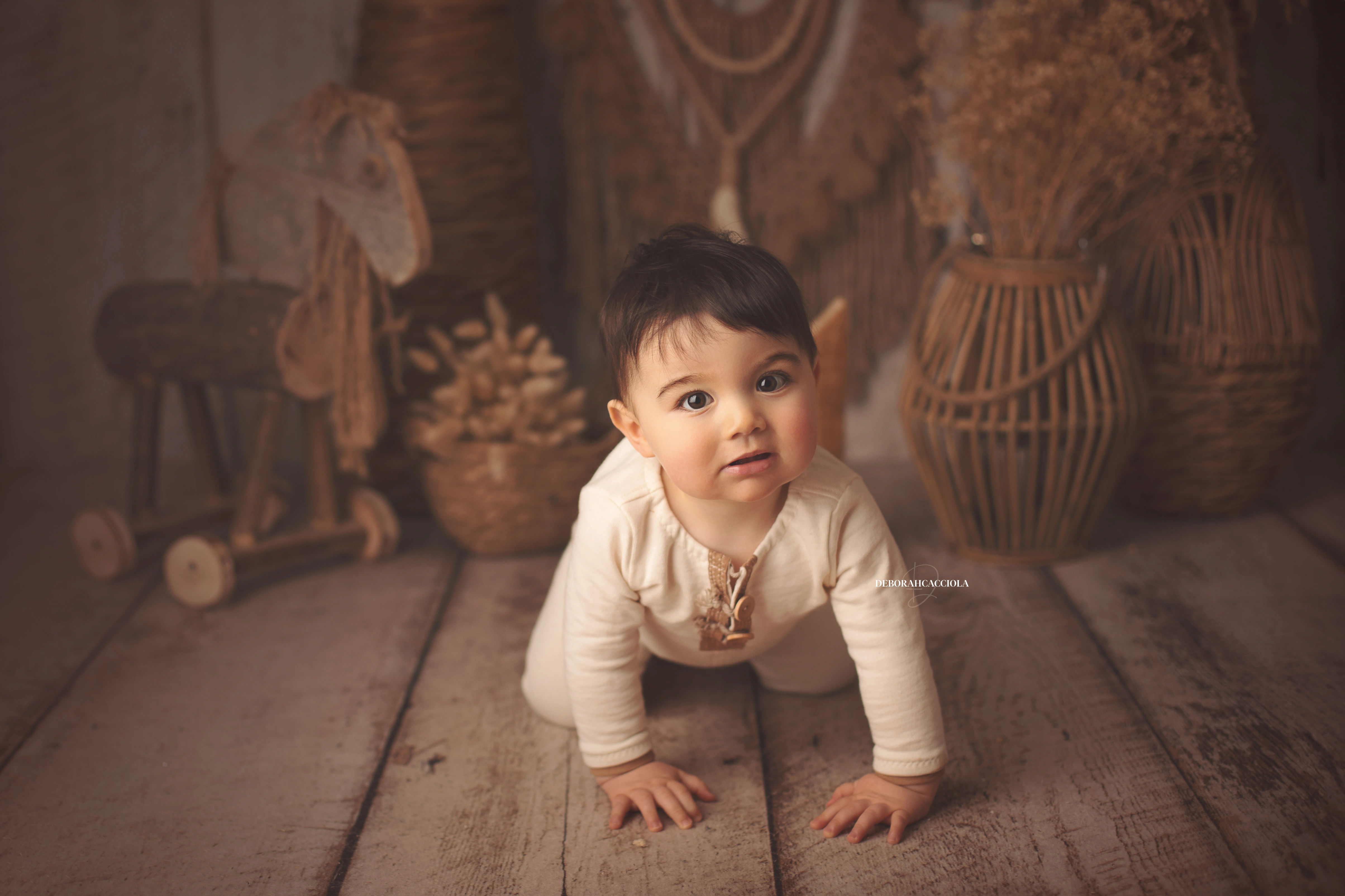 Séance bébé en studio à Orléans : instant doux avec bébé, cadrage horizontal équilibré, couleurs équilibrées