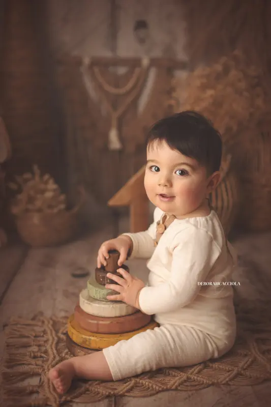 Séance bébé à Orléans - bébé éveillé, portrait vertical soigné, couleurs douces