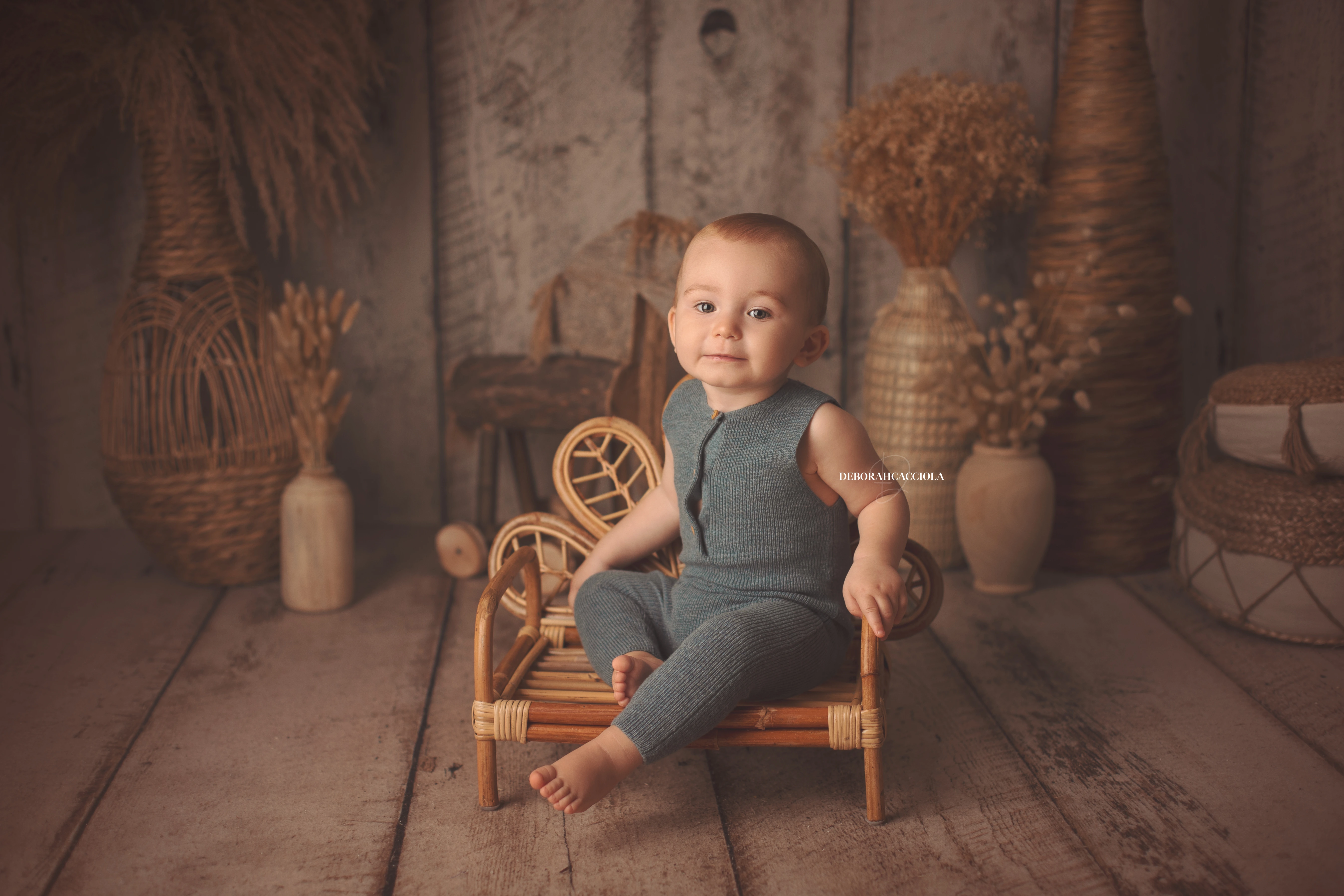 Séance bébé en studio à Orléans : bébé en studio, scène panoramique douce, couleurs équilibrées