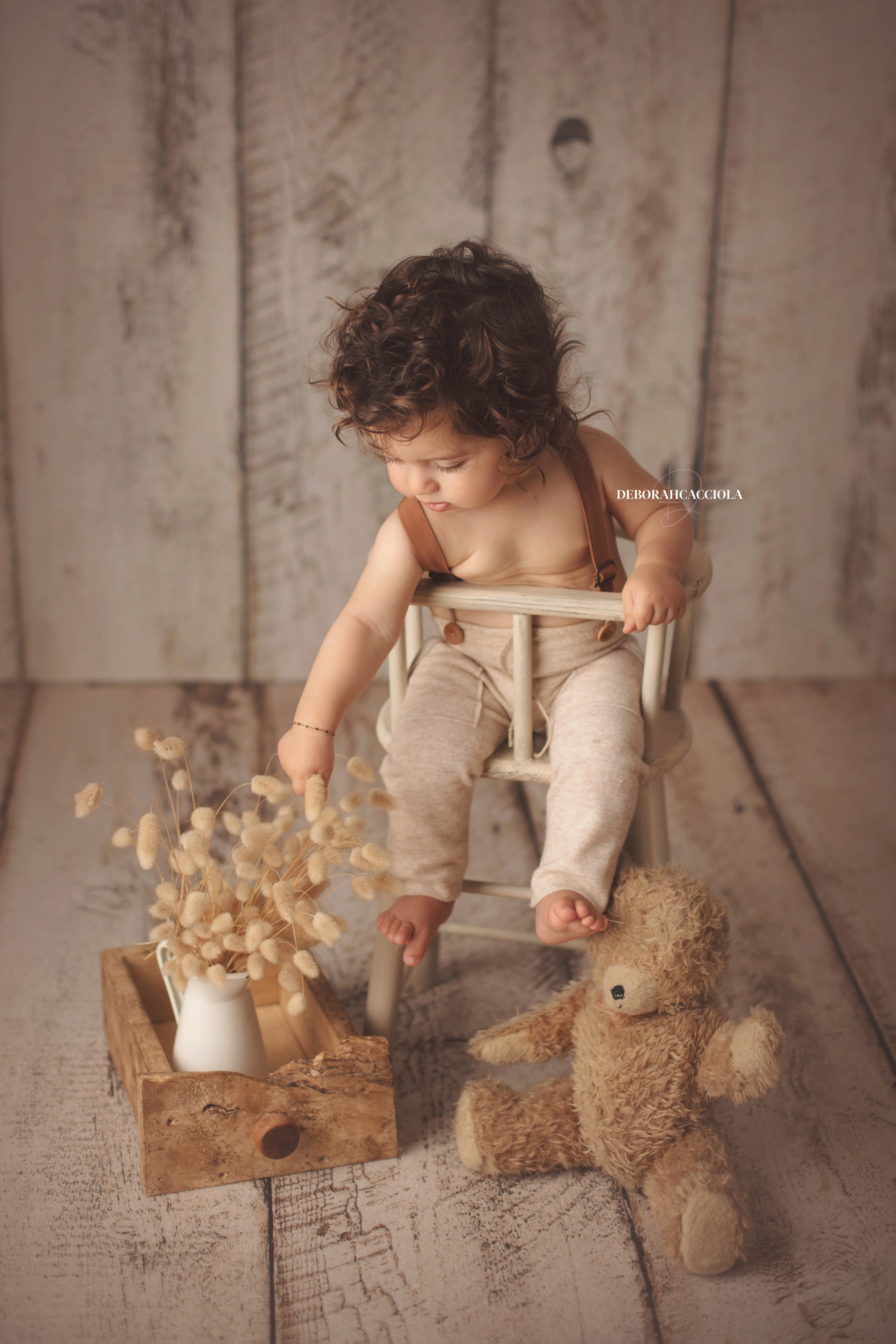 Portrait bébé à Orléans : bébé éveillé, portrait vertical soigné, palette claire