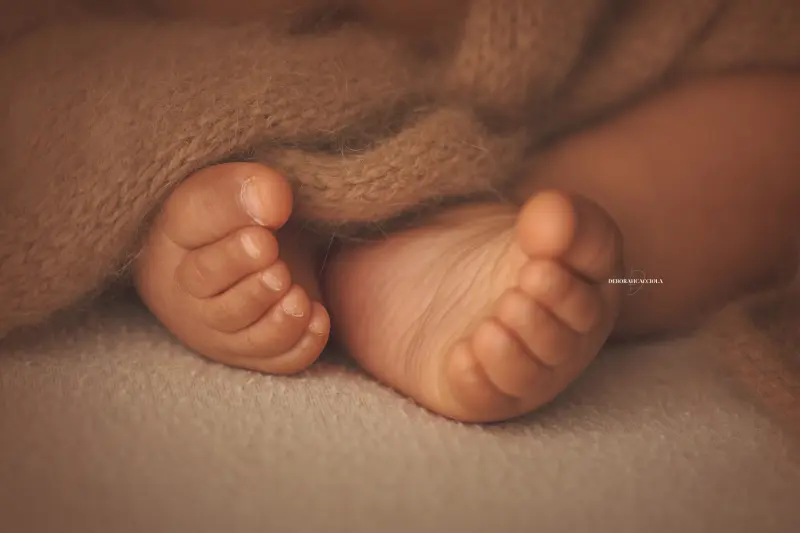 Photo bébé à Orléans, portrait tendre de bébé, composition large et naturelle, couleurs douces