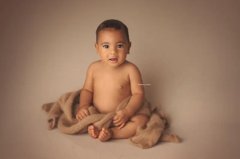 Photo bébé à Orléans, portrait tendre de bébé, composition large et naturelle, tonalités naturelles