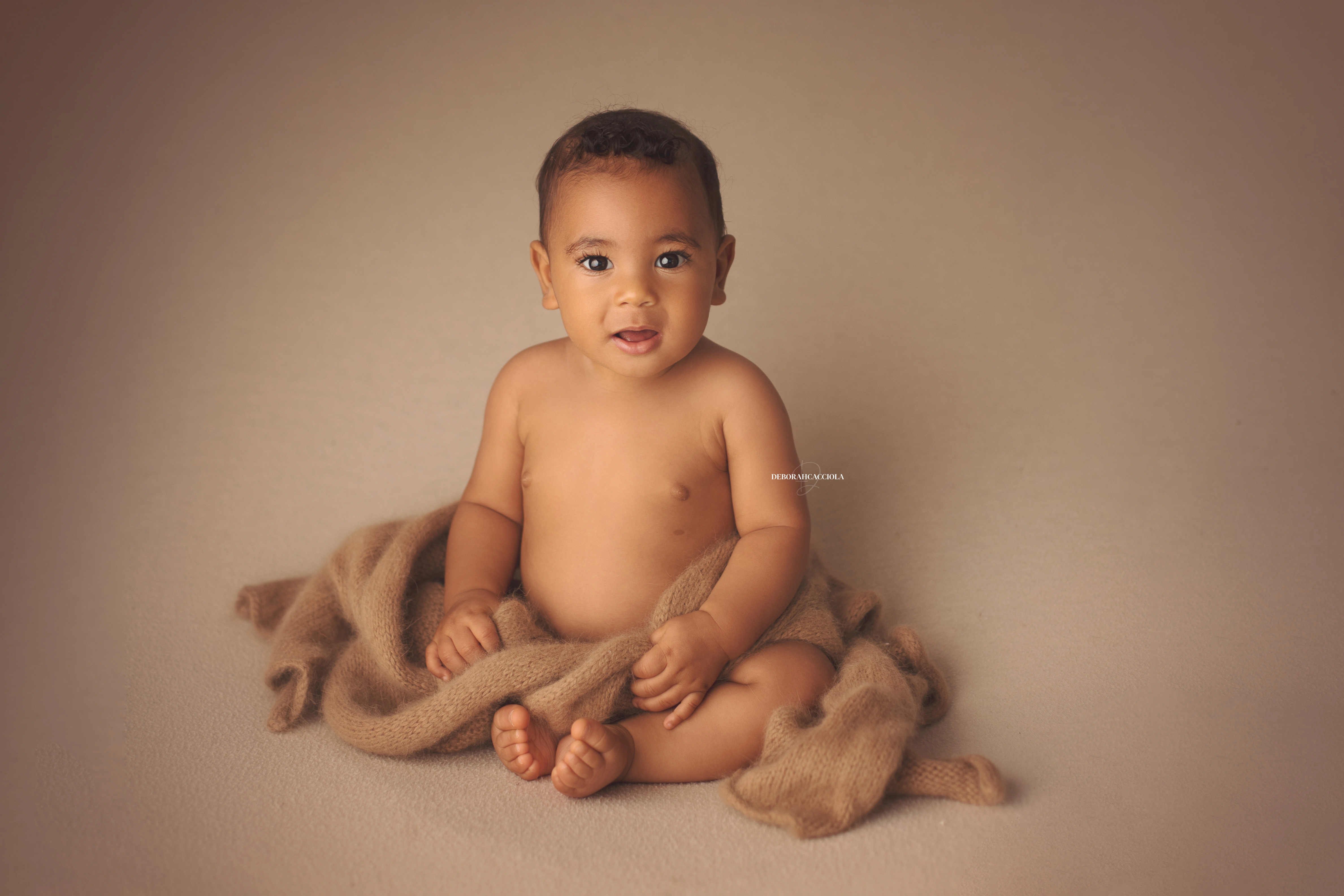 Photo bébé à Orléans, portrait tendre de bébé, composition large et naturelle, tonalités naturelles