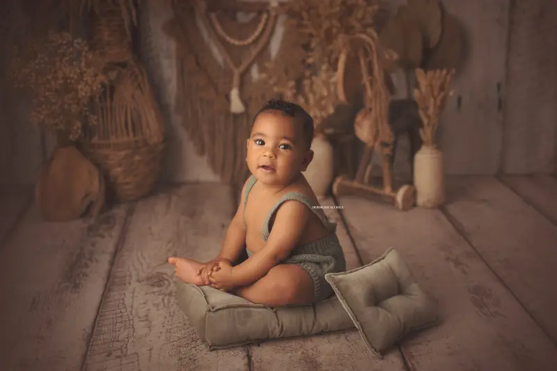 Séance bébé en studio à Orléans : bébé en studio, scène panoramique douce, couleurs équilibrées
