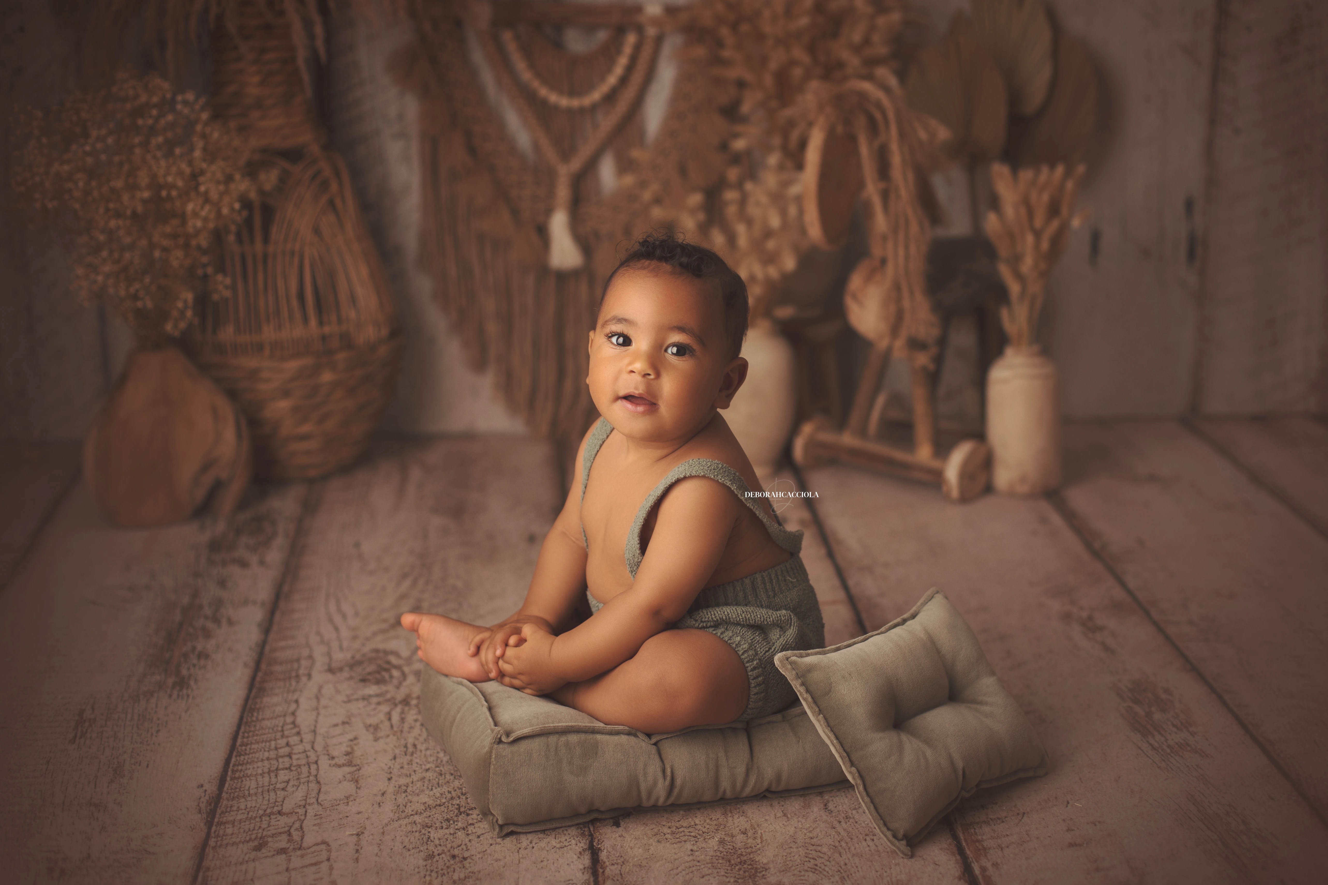 Séance bébé en studio à Orléans : bébé en studio, scène panoramique douce, couleurs équilibrées