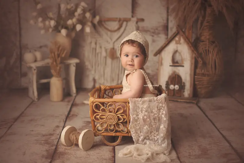 Portrait bébé à Orléans : portrait tendre de bébé, composition large et naturelle, couleurs douces