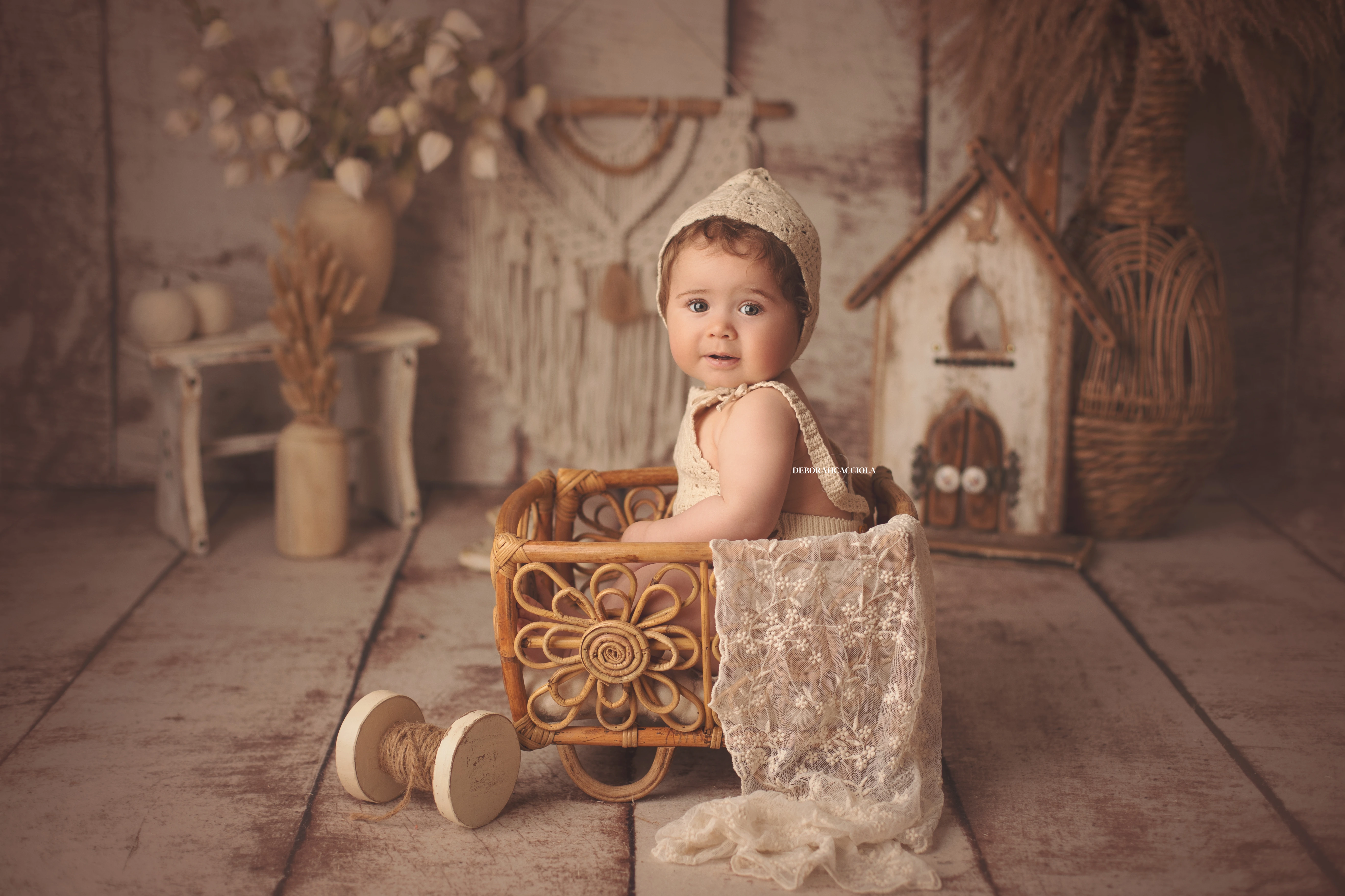 Portrait bébé à Orléans : portrait tendre de bébé, composition large et naturelle, couleurs douces