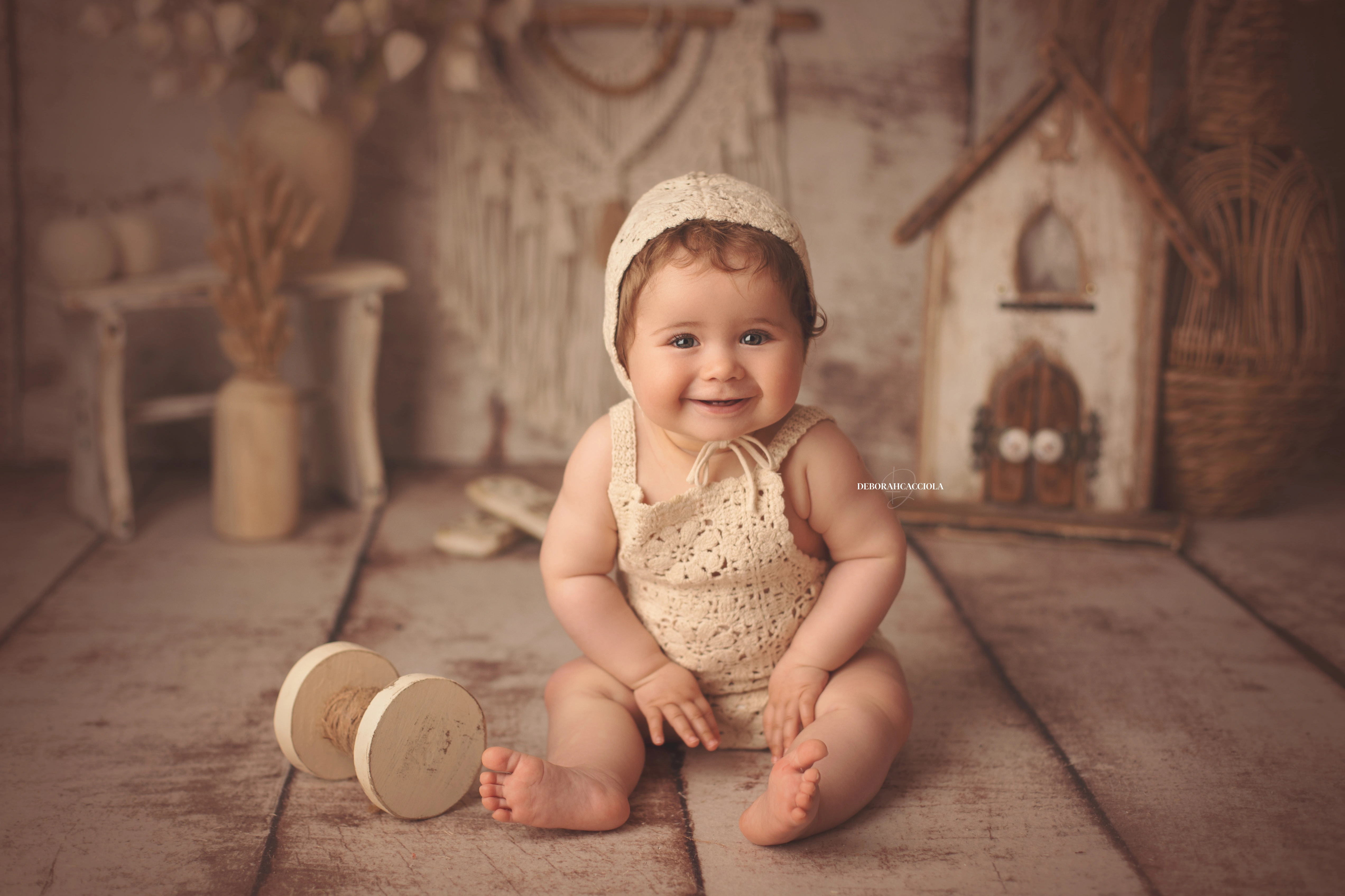 Séance bébé à Orléans - portrait tendre de bébé, composition large et naturelle, couleurs douces