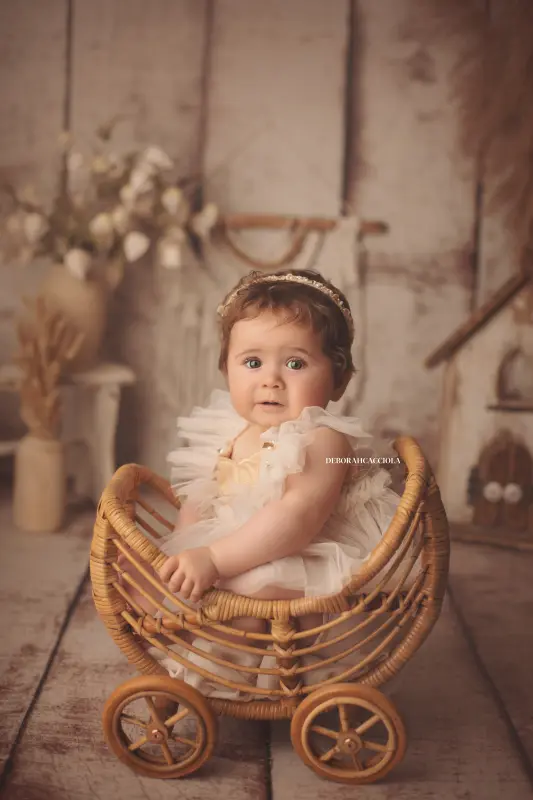 Séance bébé en studio à Orléans : bébé en studio, cadrage vertical doux, rendu naturel