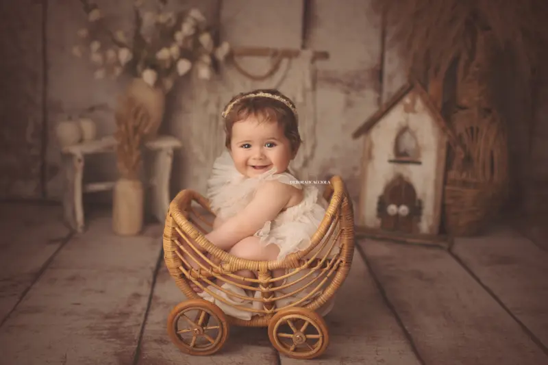 Séance bébé en studio à Orléans : instant doux avec bébé, cadrage horizontal équilibré, palette claire