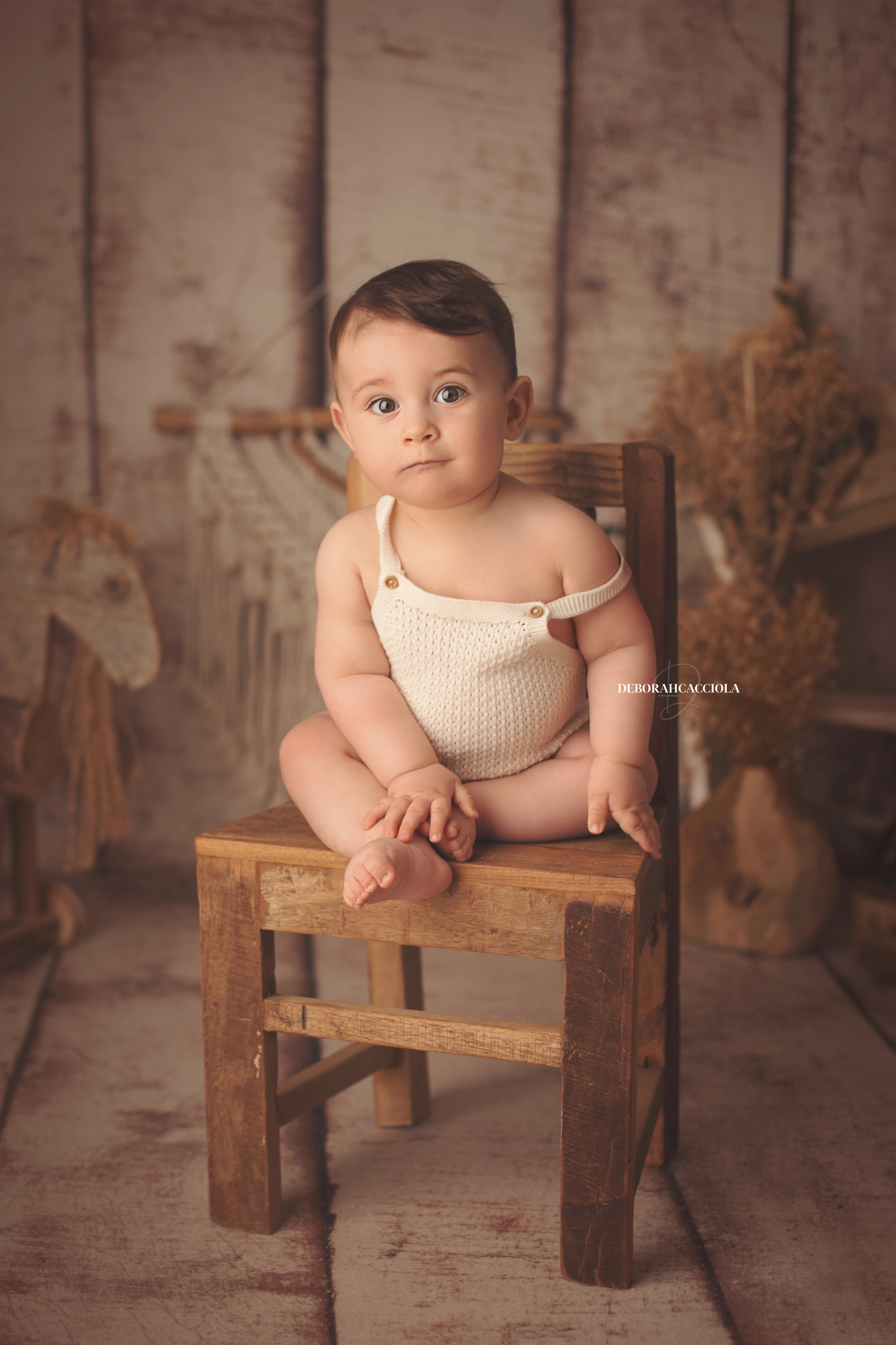 Portrait bébé à Orléans : portrait tendre de bébé, plan vertical naturel, rendu naturel