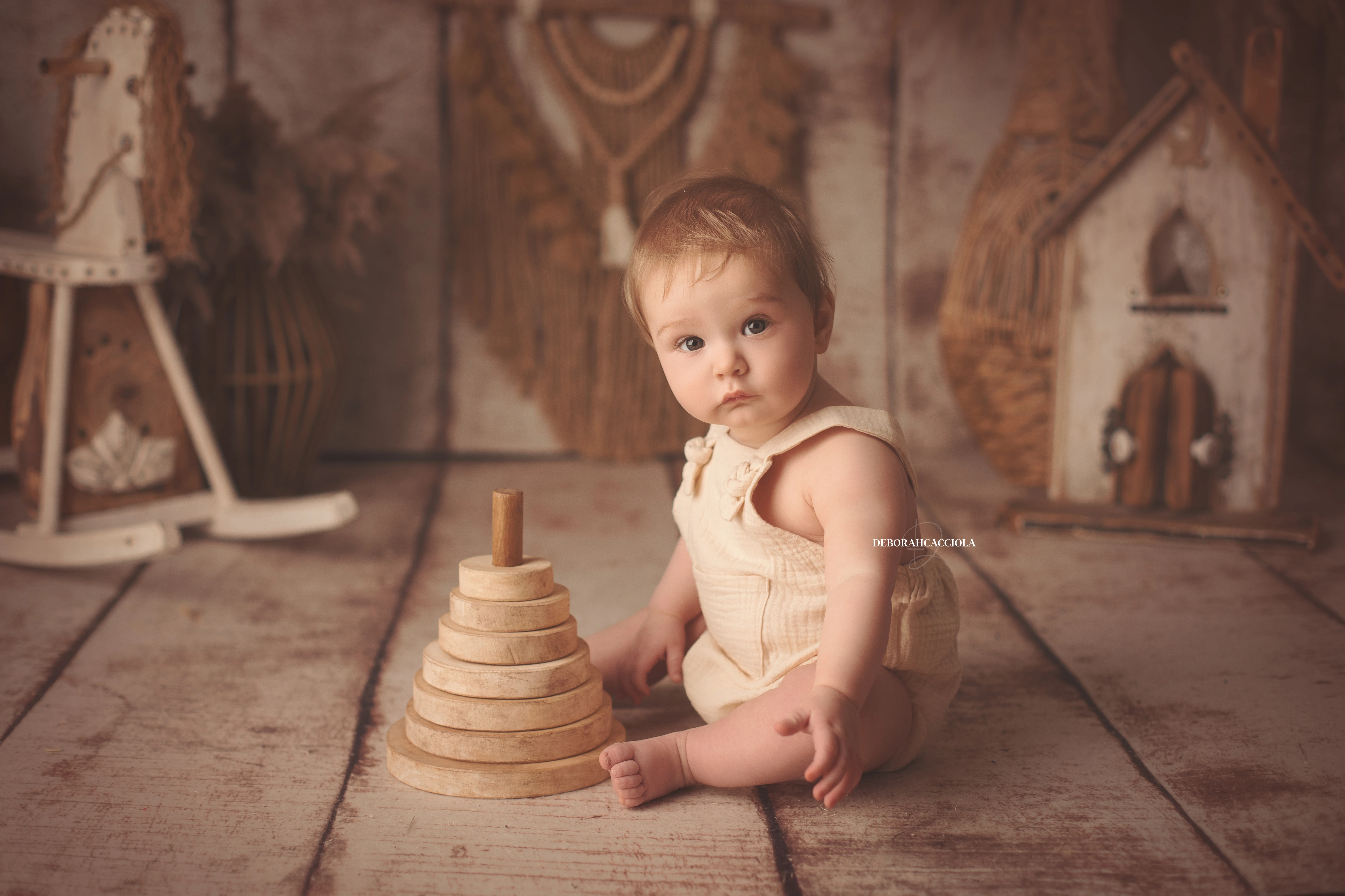 Portrait bébé à Orléans : portrait tendre de bébé, composition large et naturelle, tonalités naturelles
