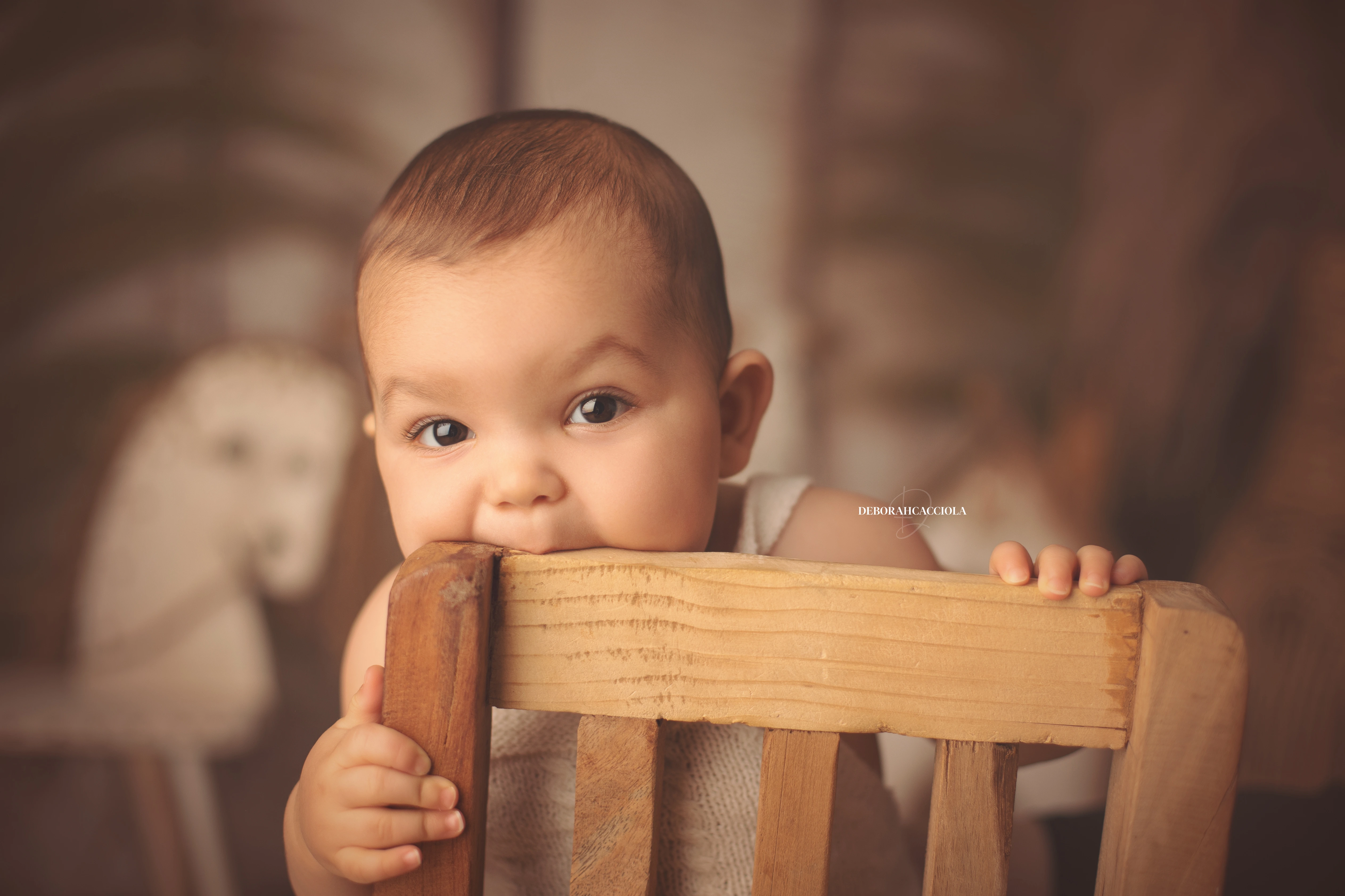 Séance bébé en studio à Orléans : instant doux avec bébé, cadrage horizontal équilibré, couleurs douces
