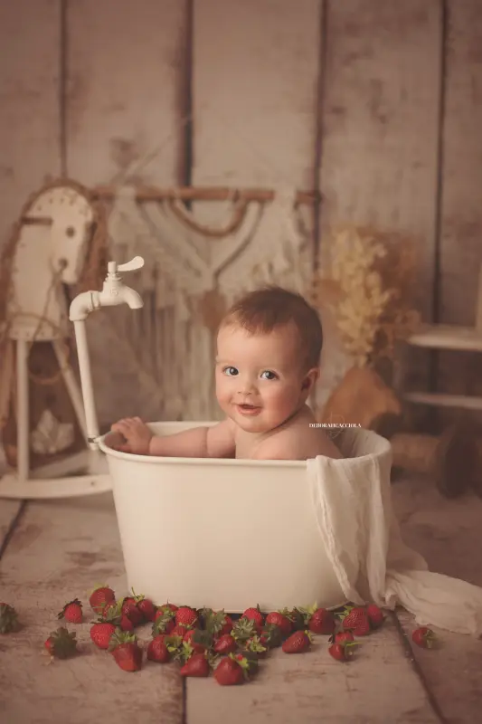 Photo bébé studio Orléans : instant doux avec bébé, composition resserrée élégante, couleurs équilibrées