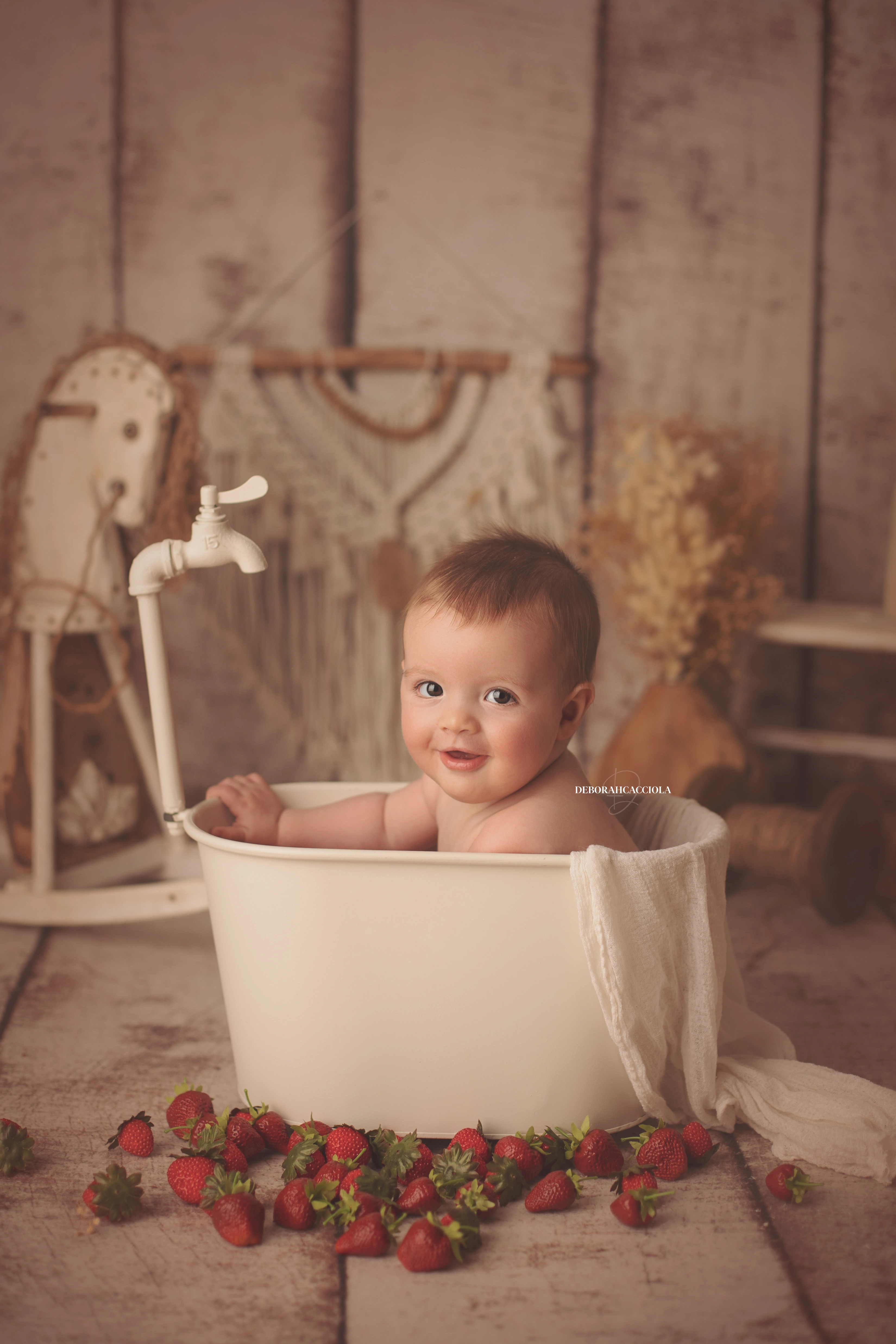 Photo bébé studio Orléans : instant doux avec bébé, composition resserrée élégante, couleurs équilibrées