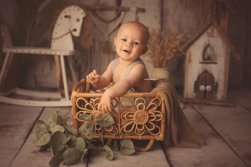 Séance bébé à Orléans - portrait tendre de bébé, composition large et naturelle, palette claire