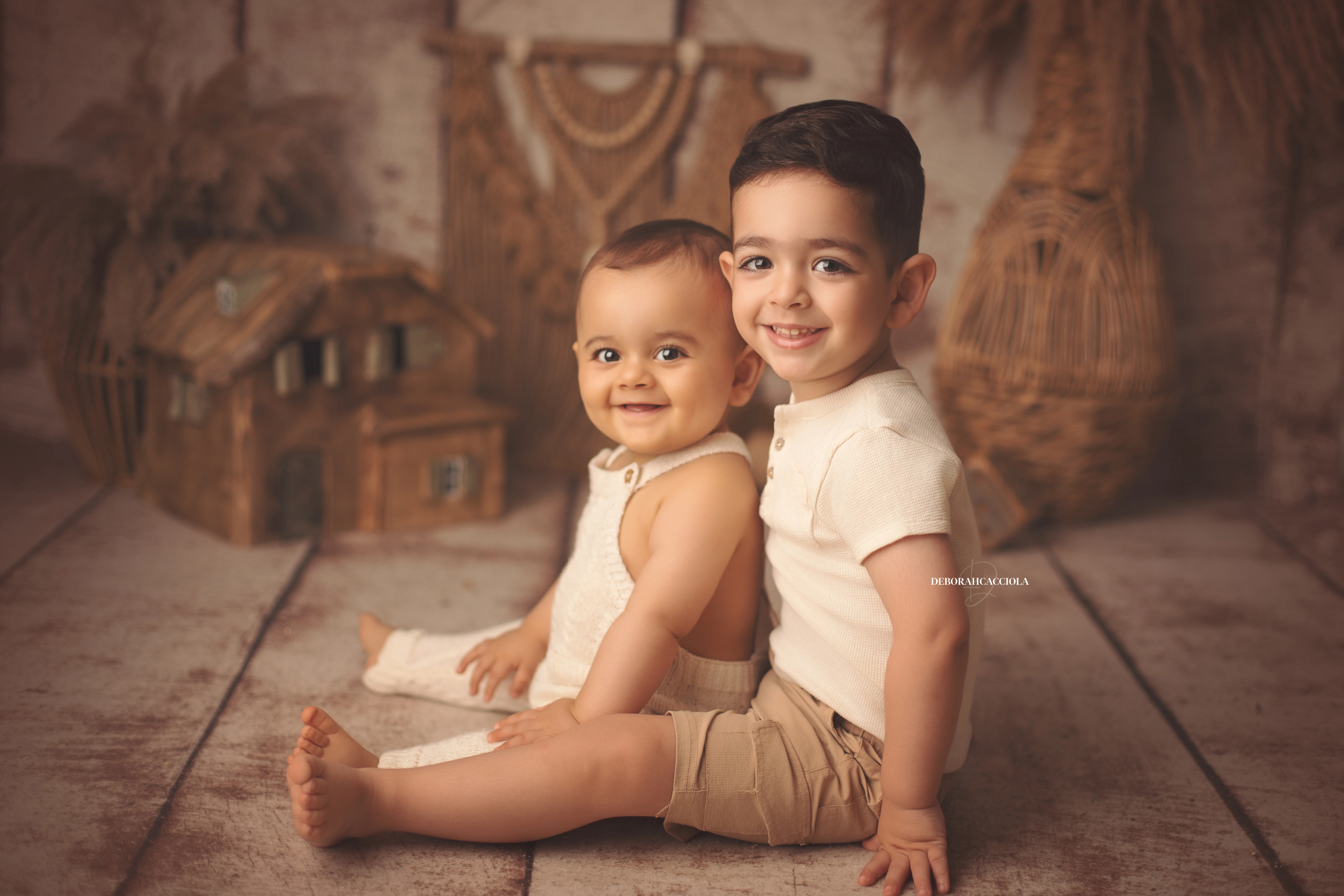 Portrait bébé Orléans : instant doux avec bébé, cadrage horizontal équilibré, tonalités naturelles