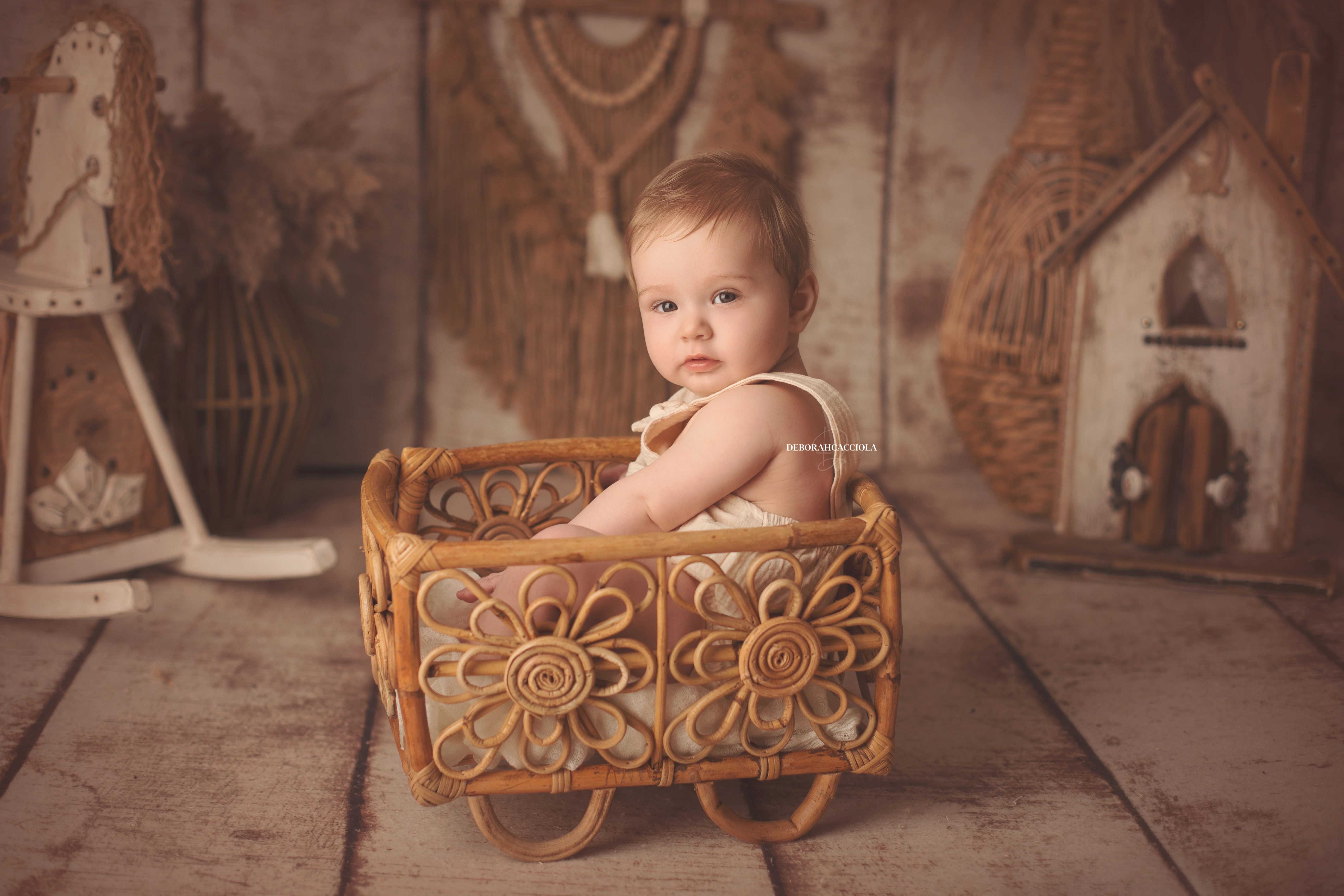 Portrait bébé à Orléans : bébé éveillé, plan large harmonieux, rendu naturel