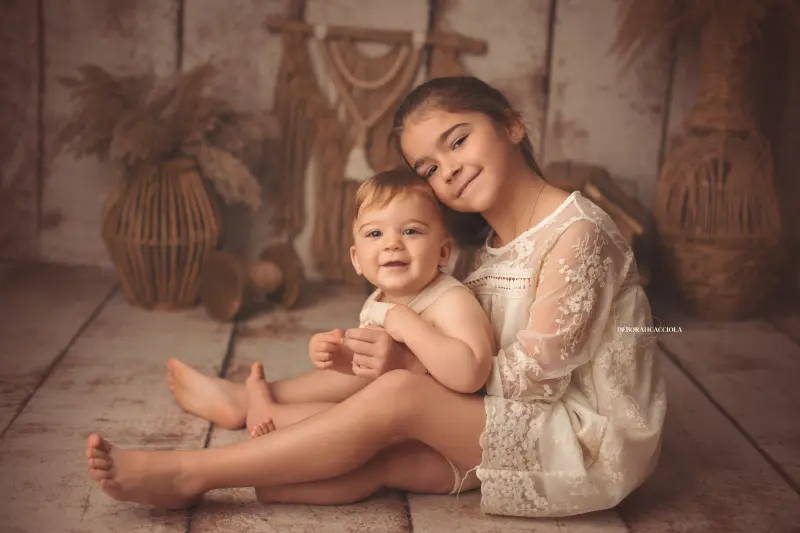 Photo bébé studio Orléans : instant doux avec bébé, cadrage horizontal équilibré, couleurs douces