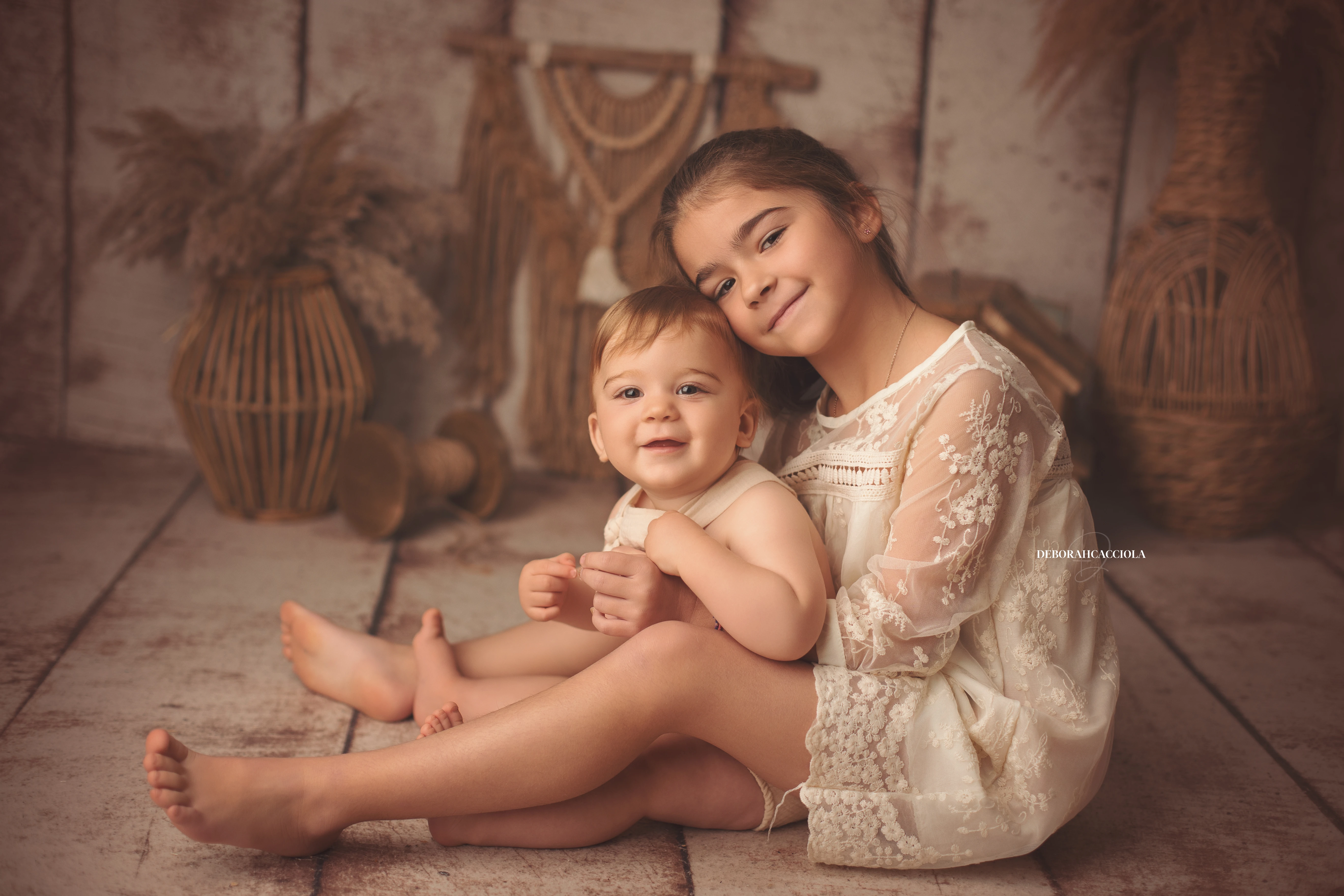 Photo bébé studio Orléans : instant doux avec bébé, cadrage horizontal équilibré, couleurs douces