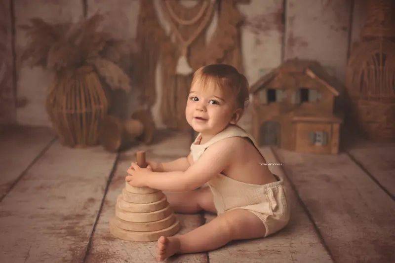 Photo bébé à Orléans, bébé éveillé, plan large harmonieux, palette claire